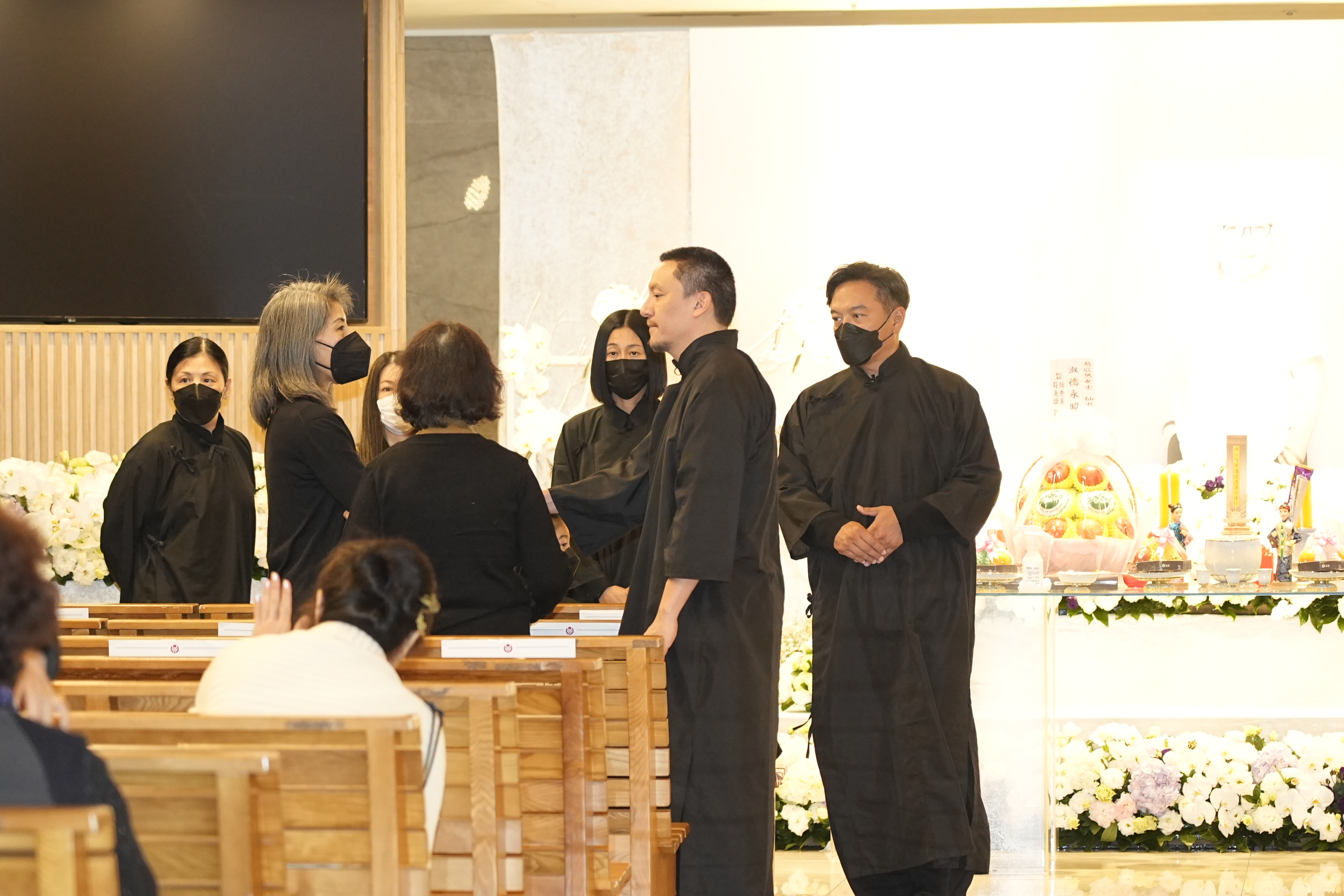 張震剃了平頭，以孝子身分在告別式會場打點。