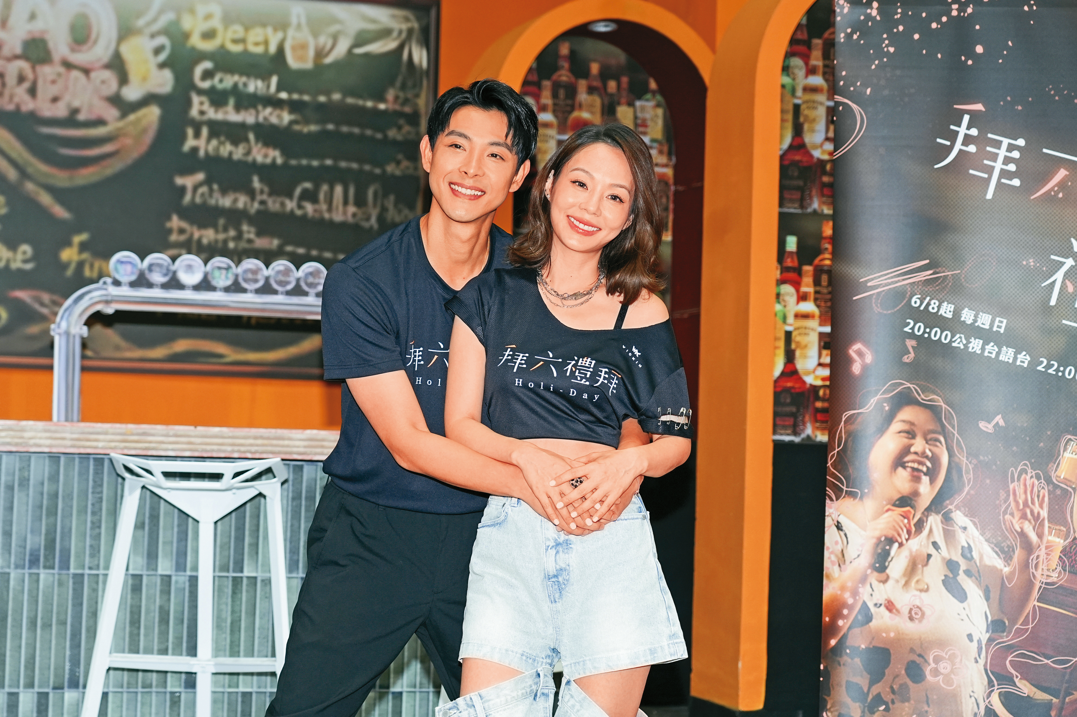 連晨翔（左）熊抱孫淑媚（右），自備禮貌腿和紳士手，拍完秒彈開。