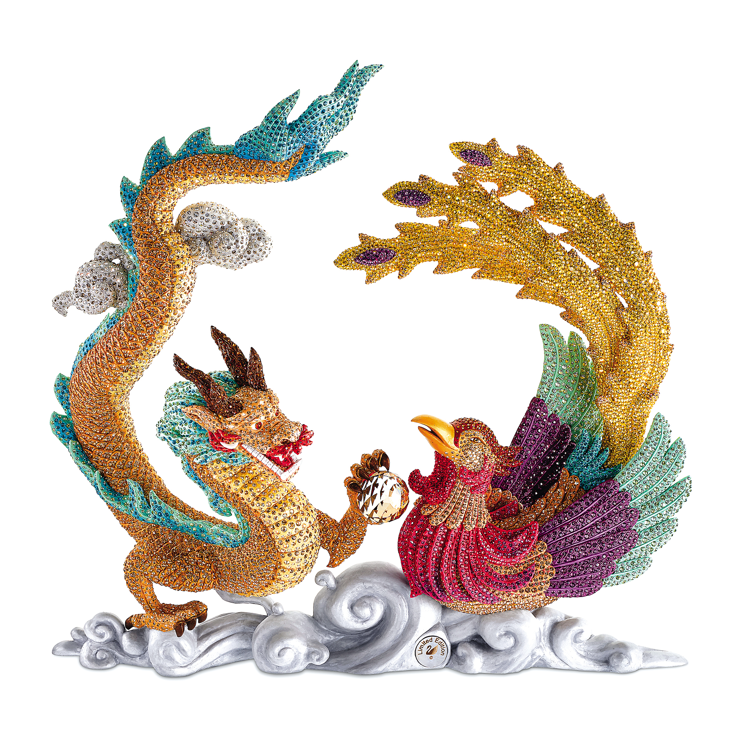 Crystal Myriad龍與鳳擺件。NT$650,000（SWAROVSKI提供）