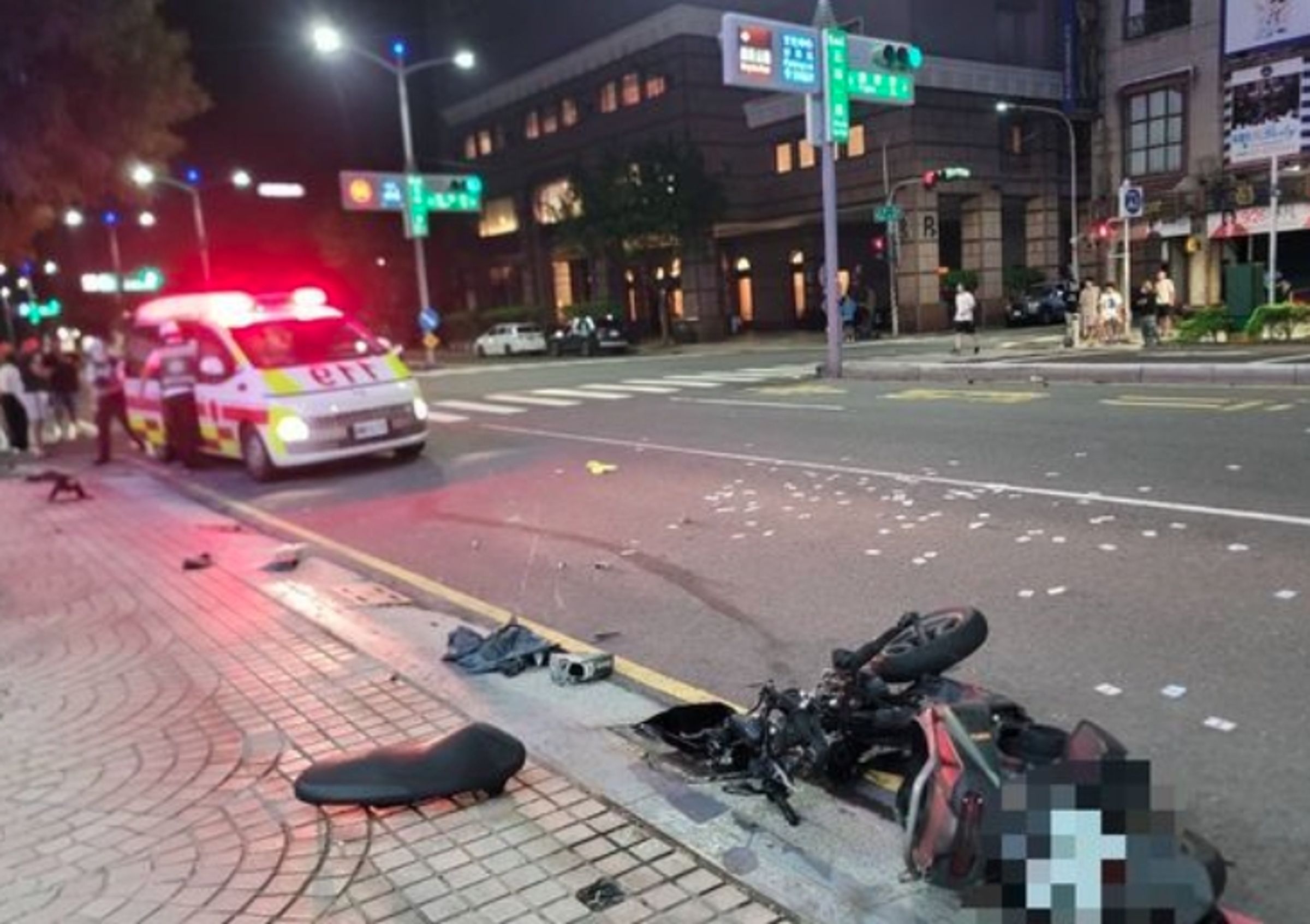 高雄今凌晨發生轎車與機車擦撞車禍,如圖可見,機車已近乎解體。(翻攝畫面)
