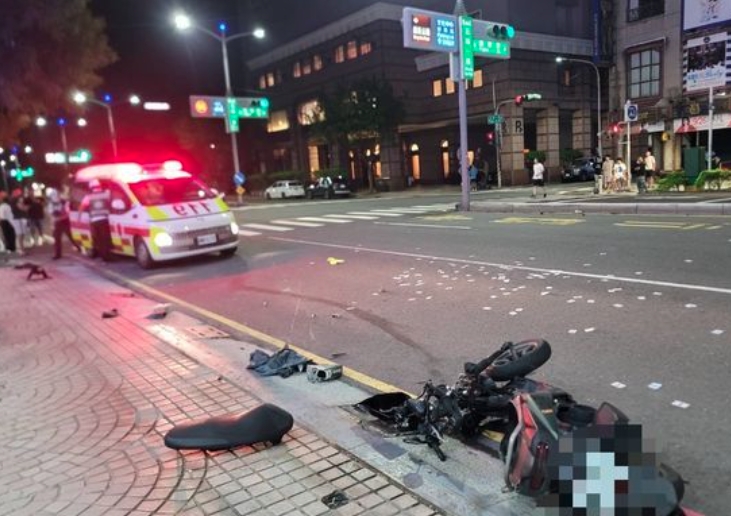 高雄今凌晨發生轎車與機車擦撞車禍，如圖可見，機車已近乎解體。（翻攝畫面）