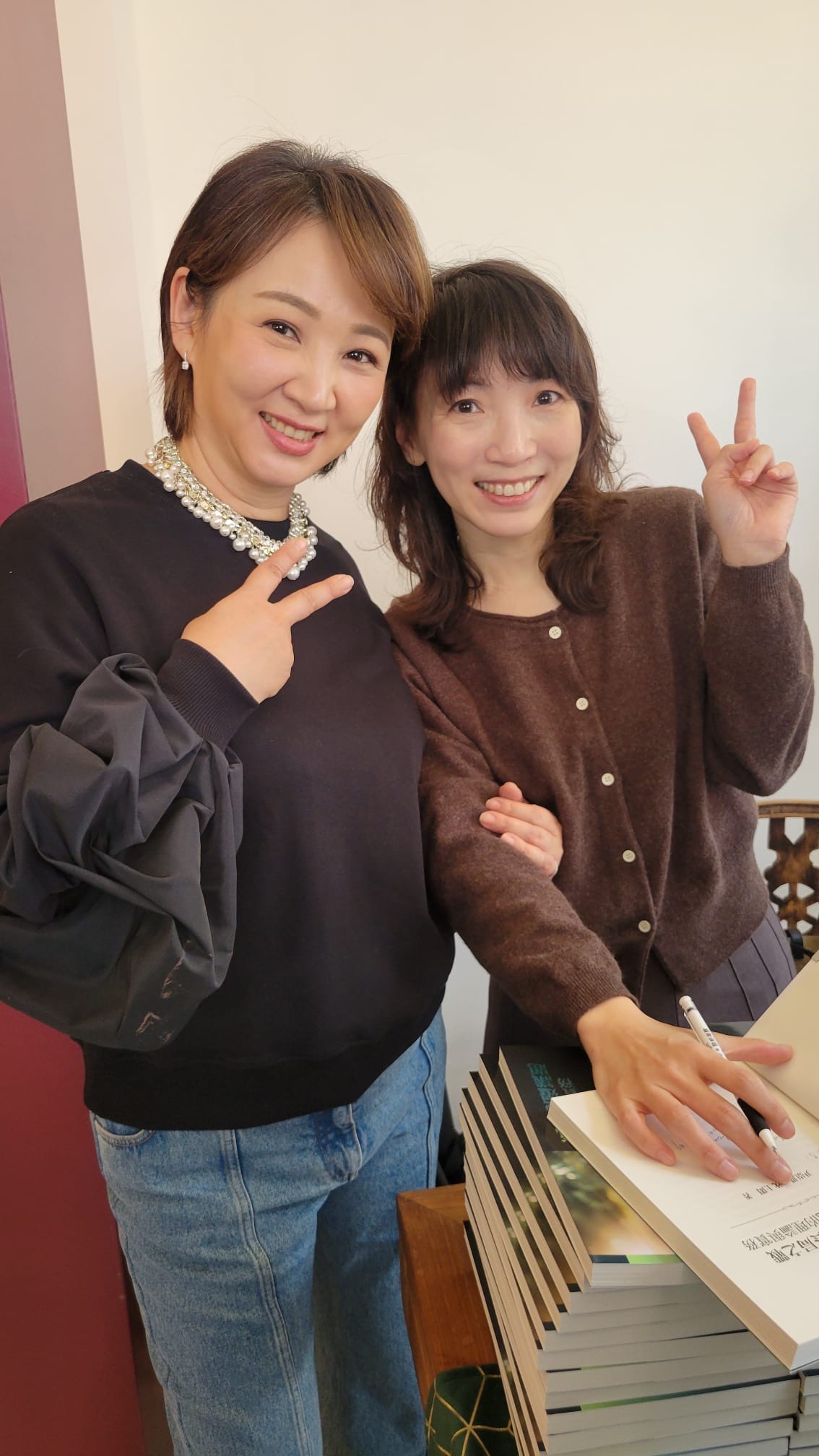 郁方（左）開心拿到潤泰公主尹崇恩的新書簽名。（台灣世界夫人協會提供）