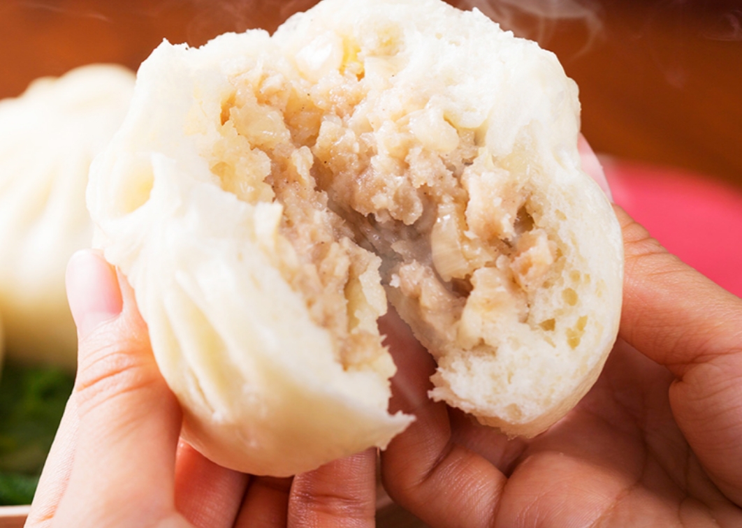 大阪知名的「551蓬萊豬肉包」混入樹脂異物，宣布回收16日生產的「豬肉包」和「冷藏豬肉包」。（翻攝自551蓬萊官網）