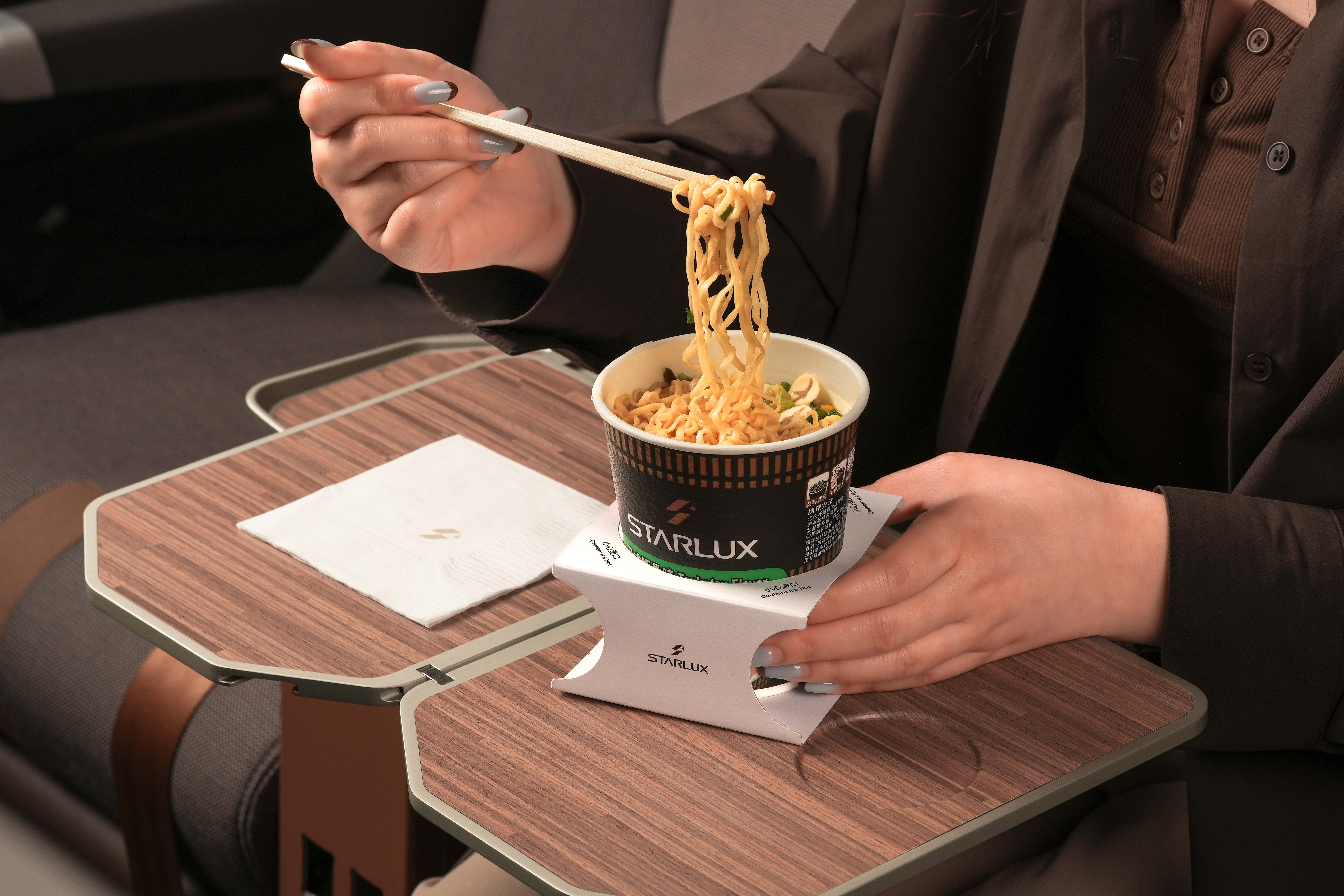 星宇航空攜手日清食品推出日式經典豚骨味杯麵，搭乘8小時以上長程航班的豪華經濟艙、商務艙及頭等艙旅客都吃得到。（星宇航空提供）