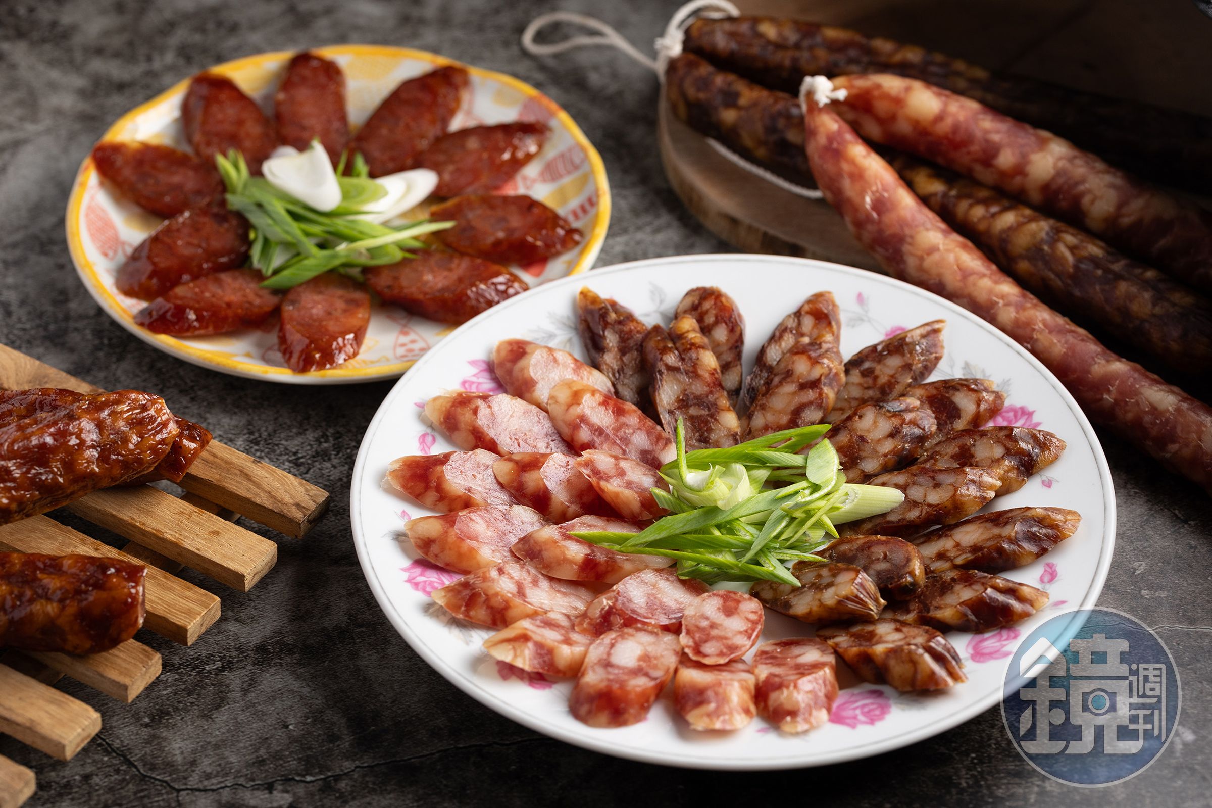 「廣東臘腸與肝腸」(前,400元/斤)酒香優雅,肝腸脂香濃厚,是煲仔飯首選;「四川辣香腸」(後,420元/斤)以生鮮台灣豬製作,迷人麻辣風味讓人一吃就愛上。