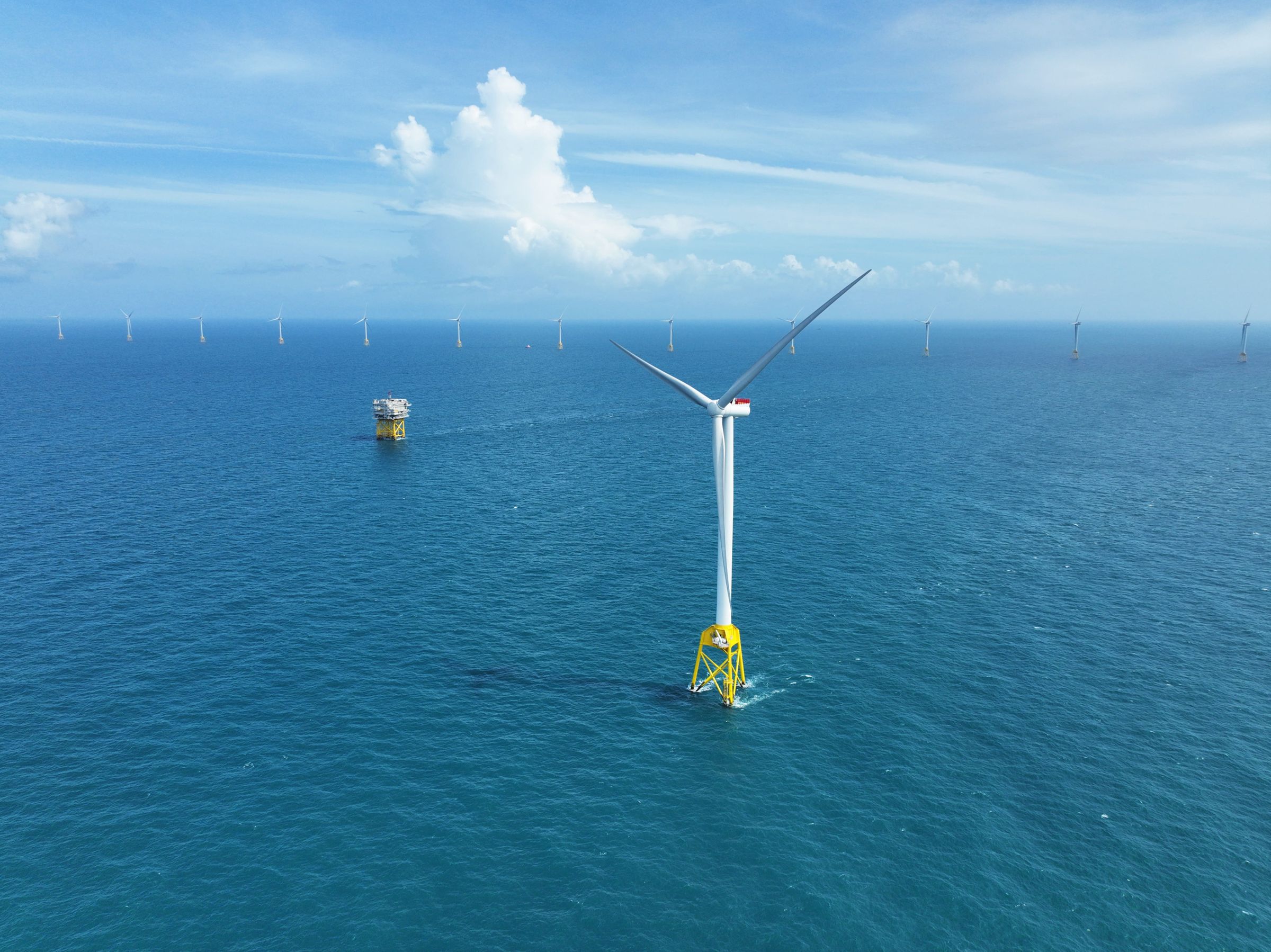 沃旭大彰化東南及西南離岸風場，至今產出的乾淨電力相較於以化石燃料發電等於減少二氧化碳排放83萬公噸，約當於6,400座大安森林公園的減碳量。（沃旭提供）