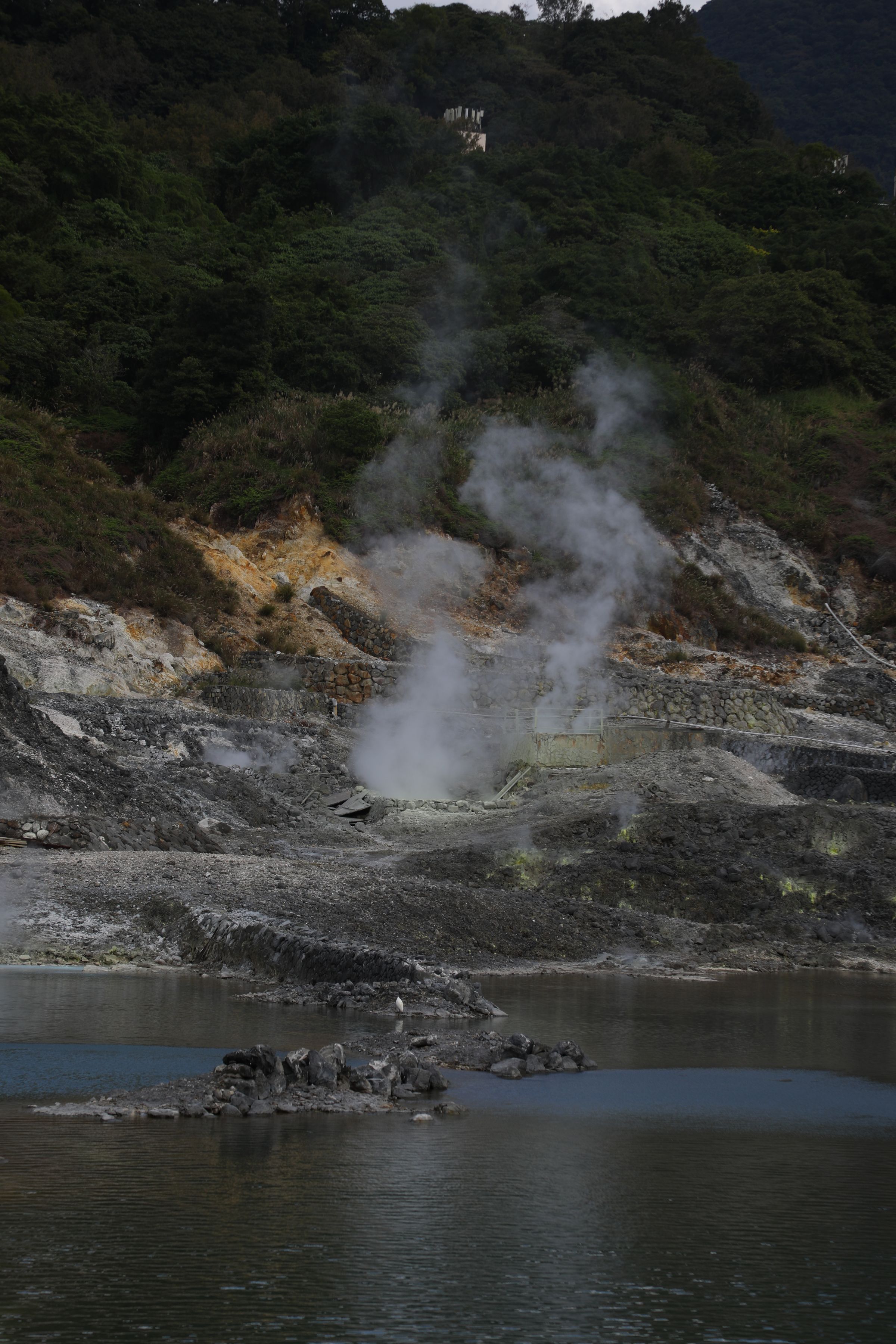 陽明山國家公園內的「硫磺谷」地熱景觀區白煙繚繞，遠遠就能聞到硫磺味。
