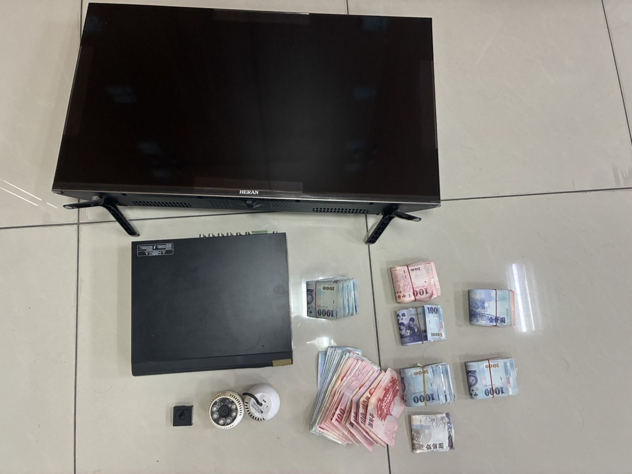 警方在賭場查扣賭博用具一批及57萬元賭資。翻攝畫面