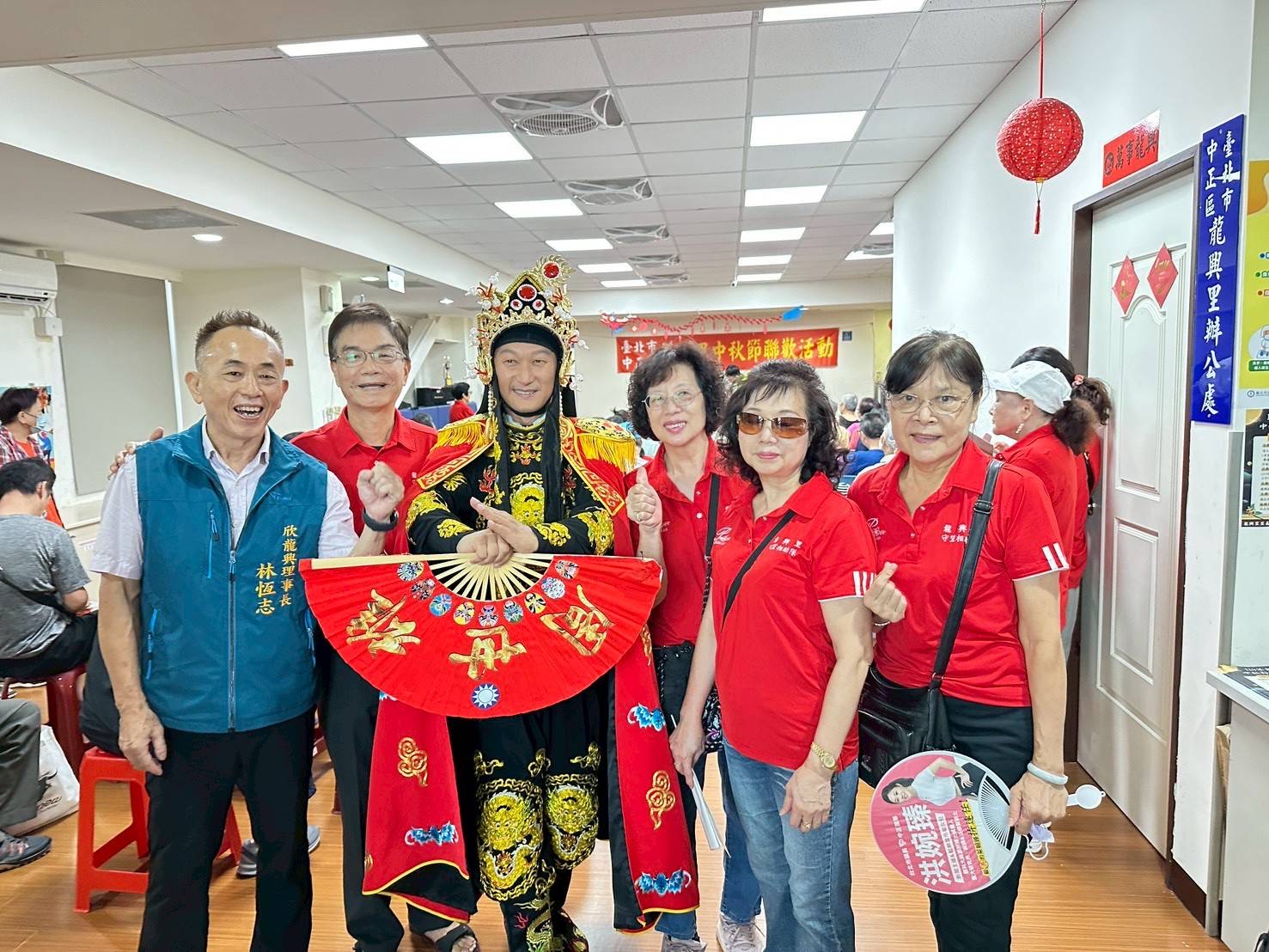 除了變臉演出，周世雄也推出「政策牛肉」。（周世雄提供）