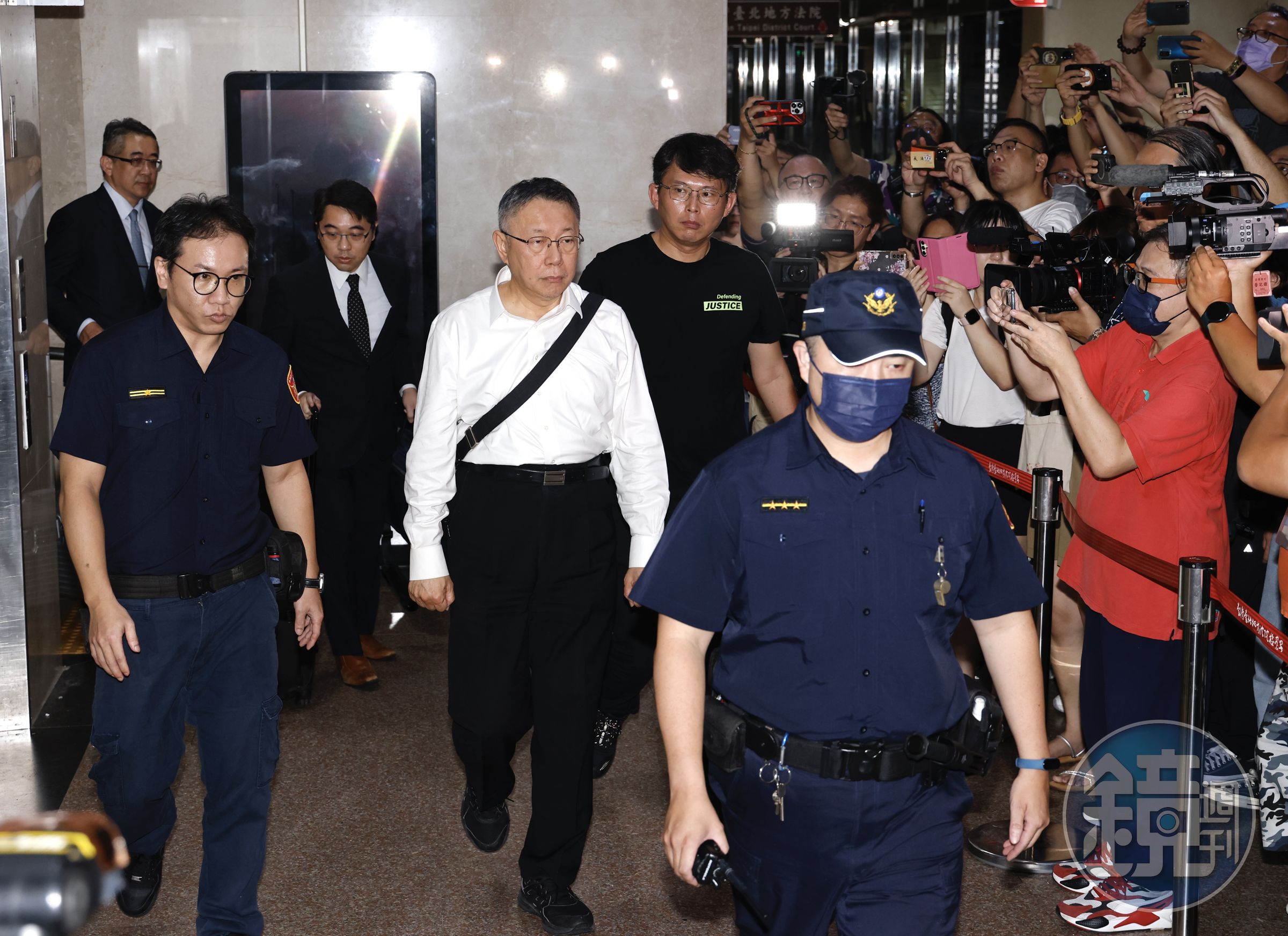 台北地院裁定彭振聲羈押禁見，柯文哲則無保請回。