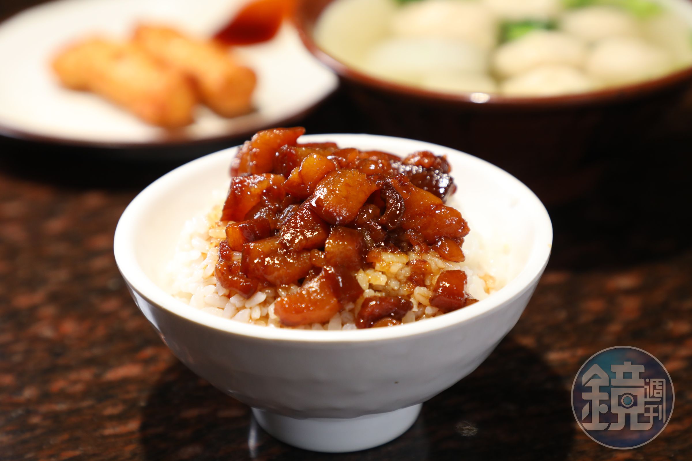 「滷肉飯」的肉丁滷到入口即化、香甜開胃，米飯煮得乾鬆飽滿。（50元／碗）