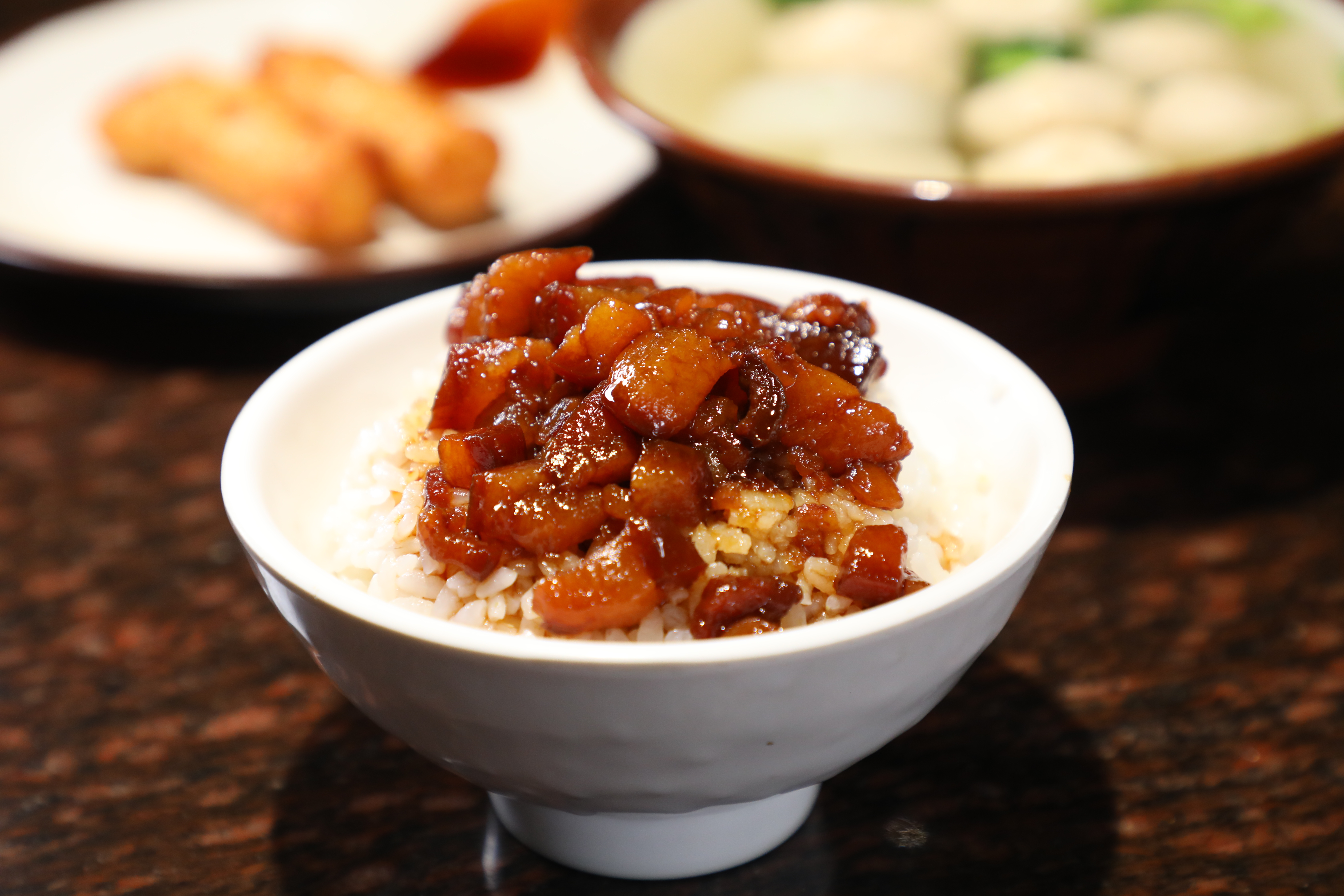 「滷肉飯」的肉丁滷到入口即化、香甜開胃，米飯煮得乾鬆飽滿。（50元／碗）