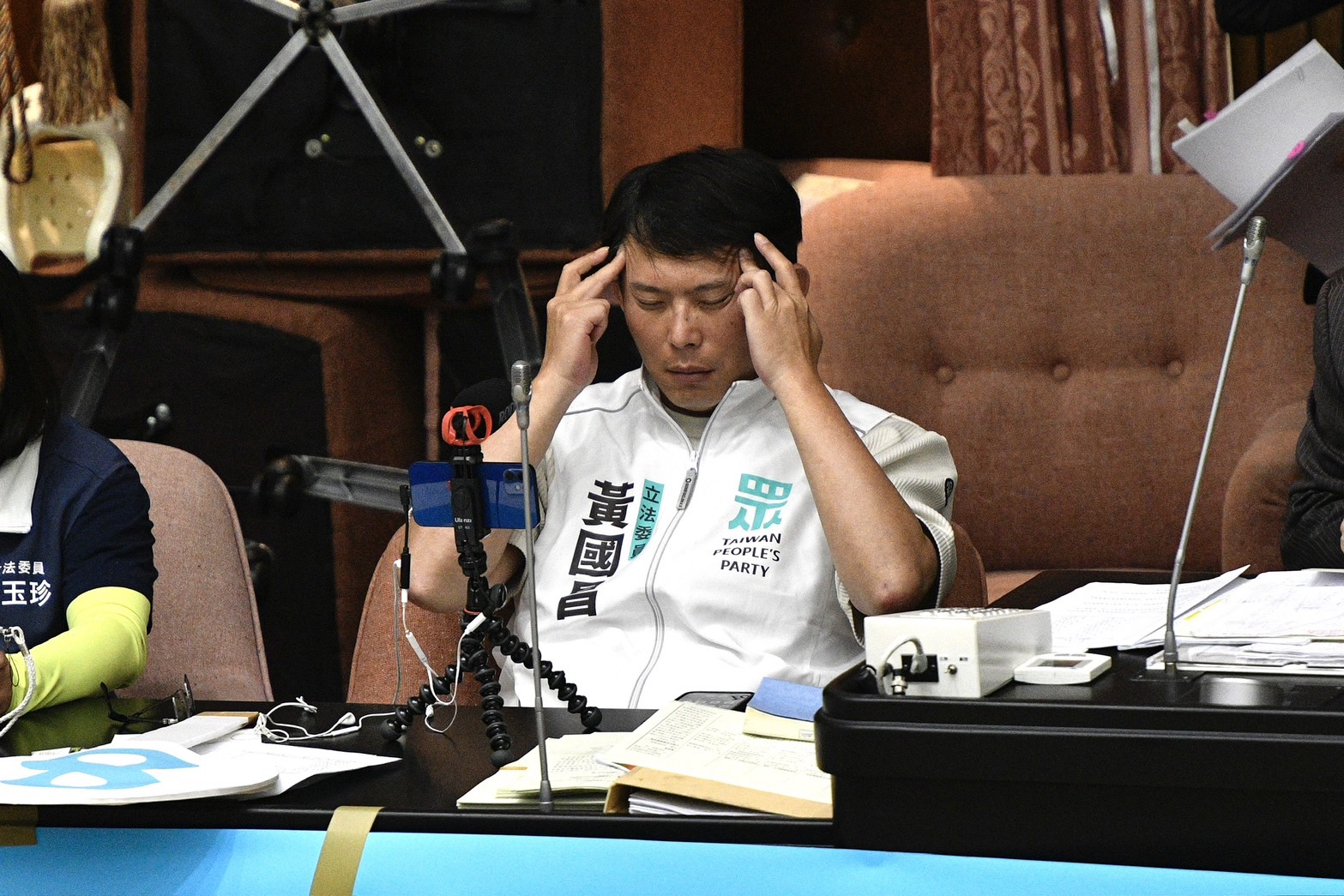 因總在質詢時情緒激動，被網友封為「咆哮獸」的黃國昌，恐被近期狂搶戲的陳雪生刷下去。