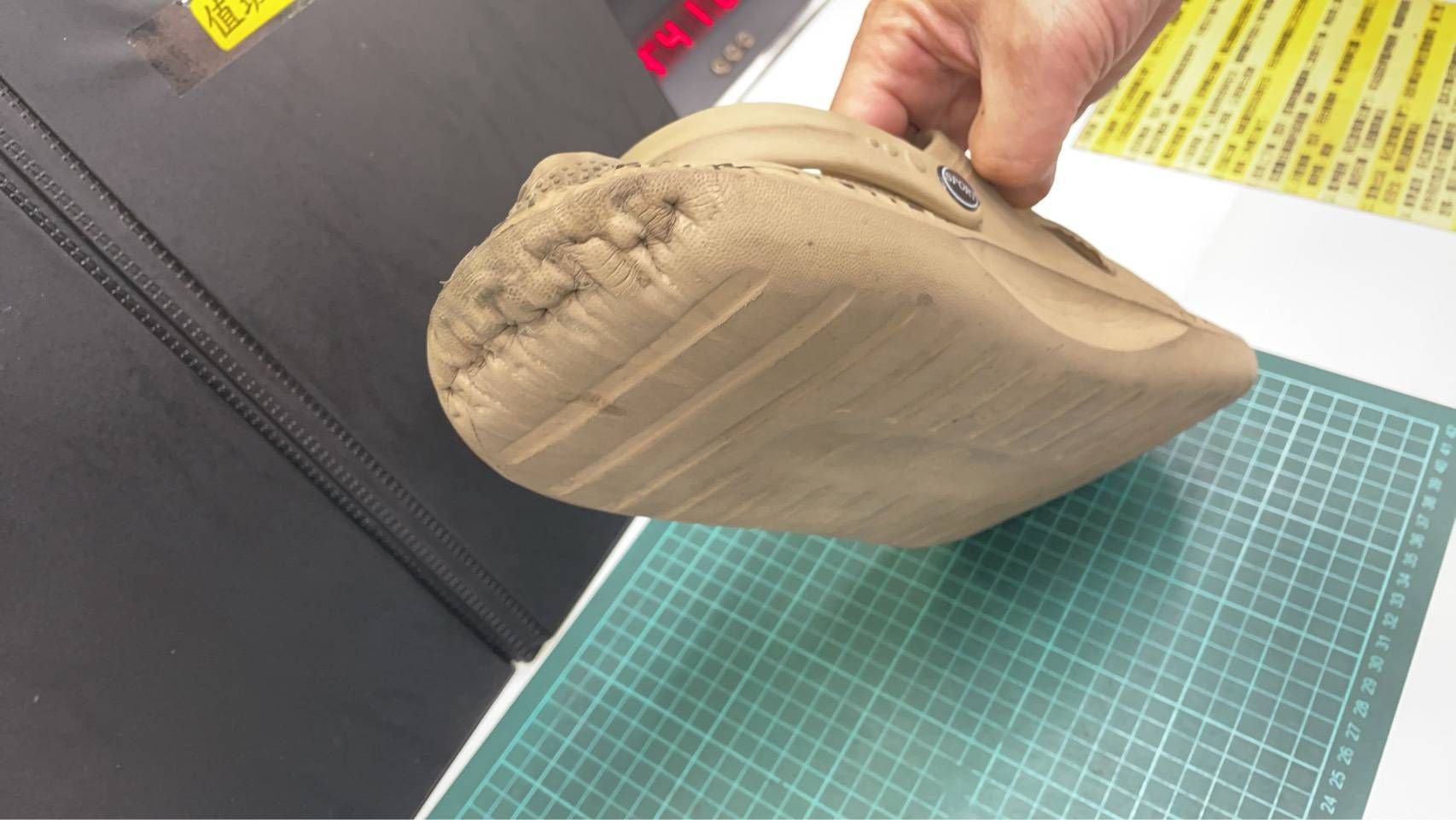 台北捷運板南線新埔站發生一起電扶梯意外事故，一名旅客的軟膠鞋卡入電扶梯間隙，後方4名旅客因重心不穩相繼跌倒。（台北捷運提供）