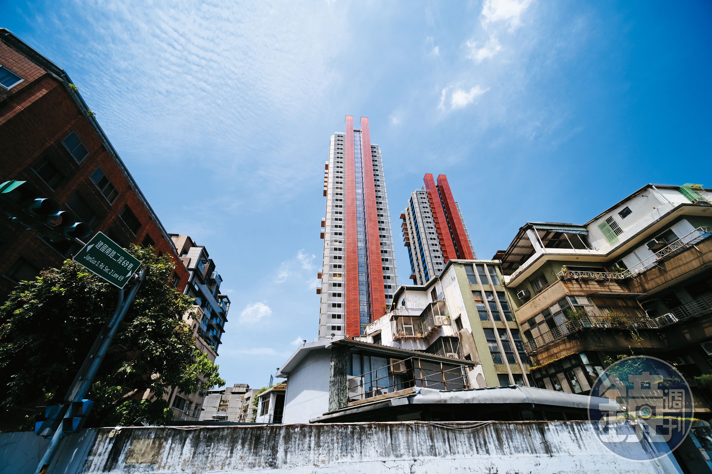 入手號稱台北第一豪宅的「One Park Taipei 元利信義聯勤」，周杰倫一度想買頂樓，卻被老闆林敏雄攔胡。