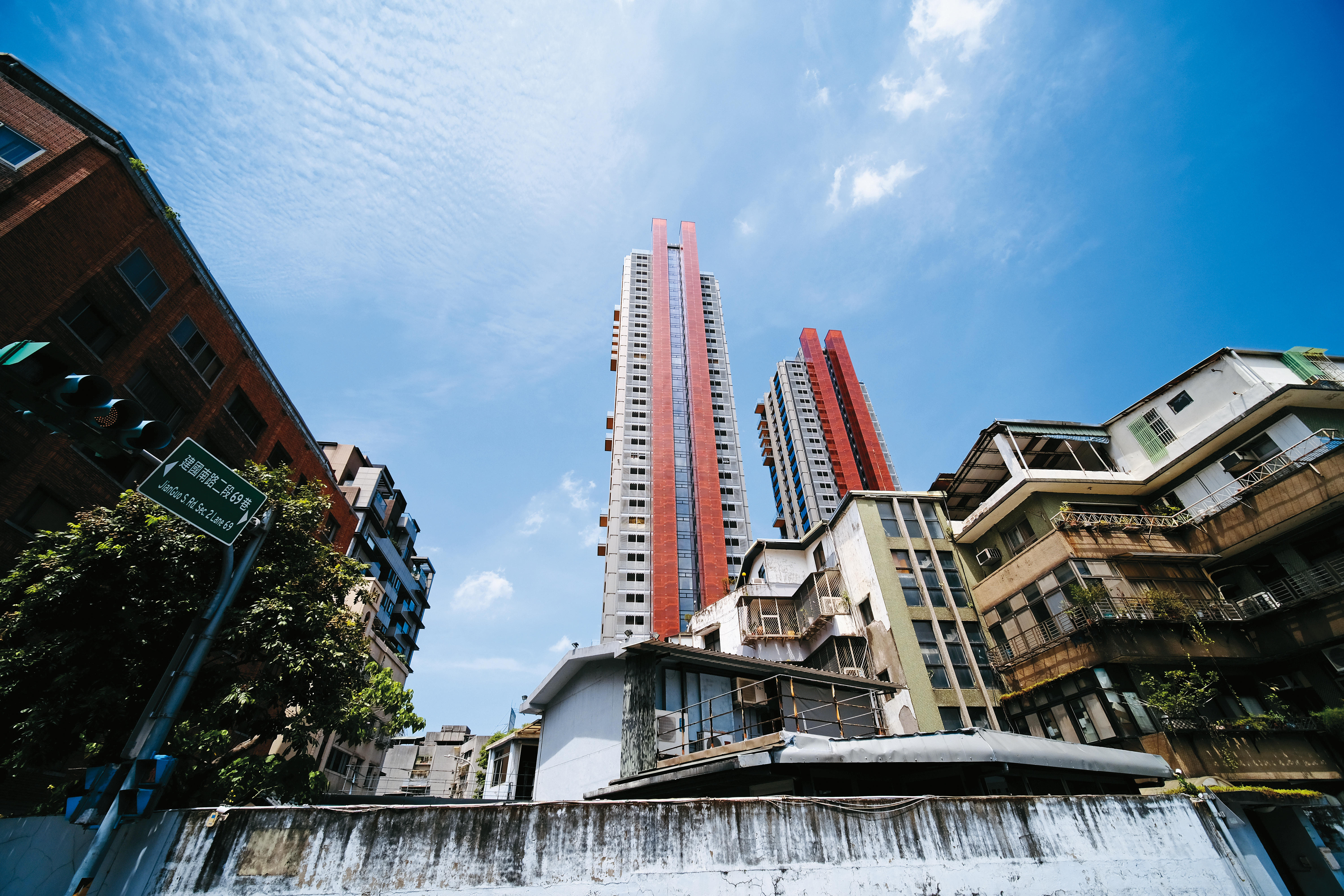 入手號稱台北第一豪宅的「One Park Taipei 元利信義聯勤」，周杰倫一度想買頂樓，卻被老闆林敏雄攔胡。