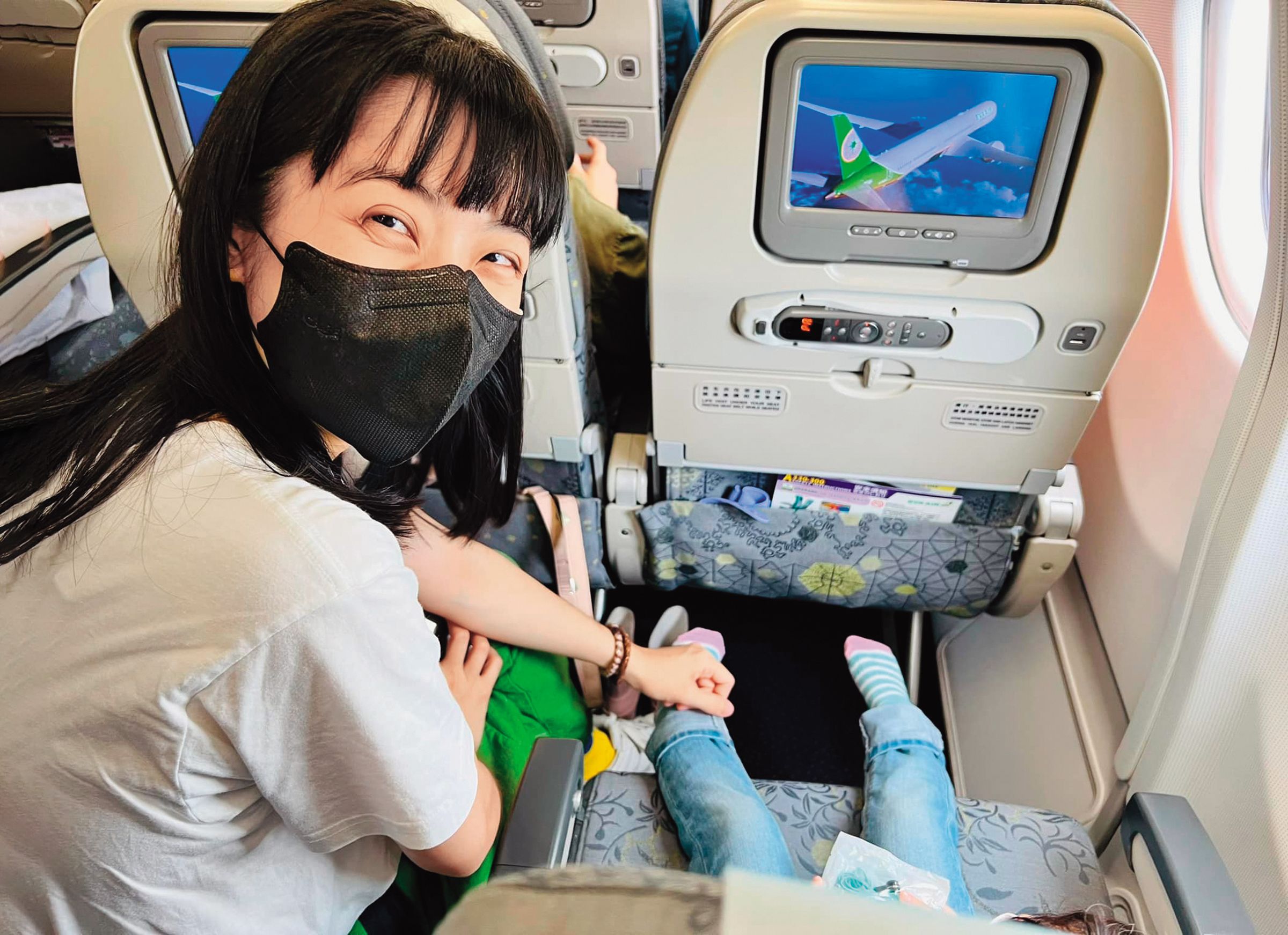 周亭羽早前帶女兒搭機,坐的也是經濟艙。(翻攝自九把刀臉書)