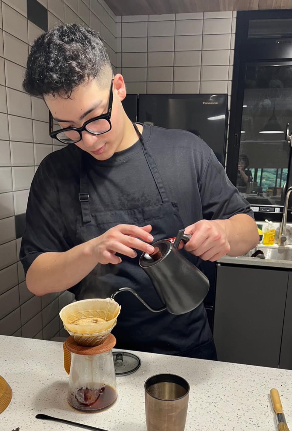 黃士杰學了手沖咖啡。（j home cafe提供）