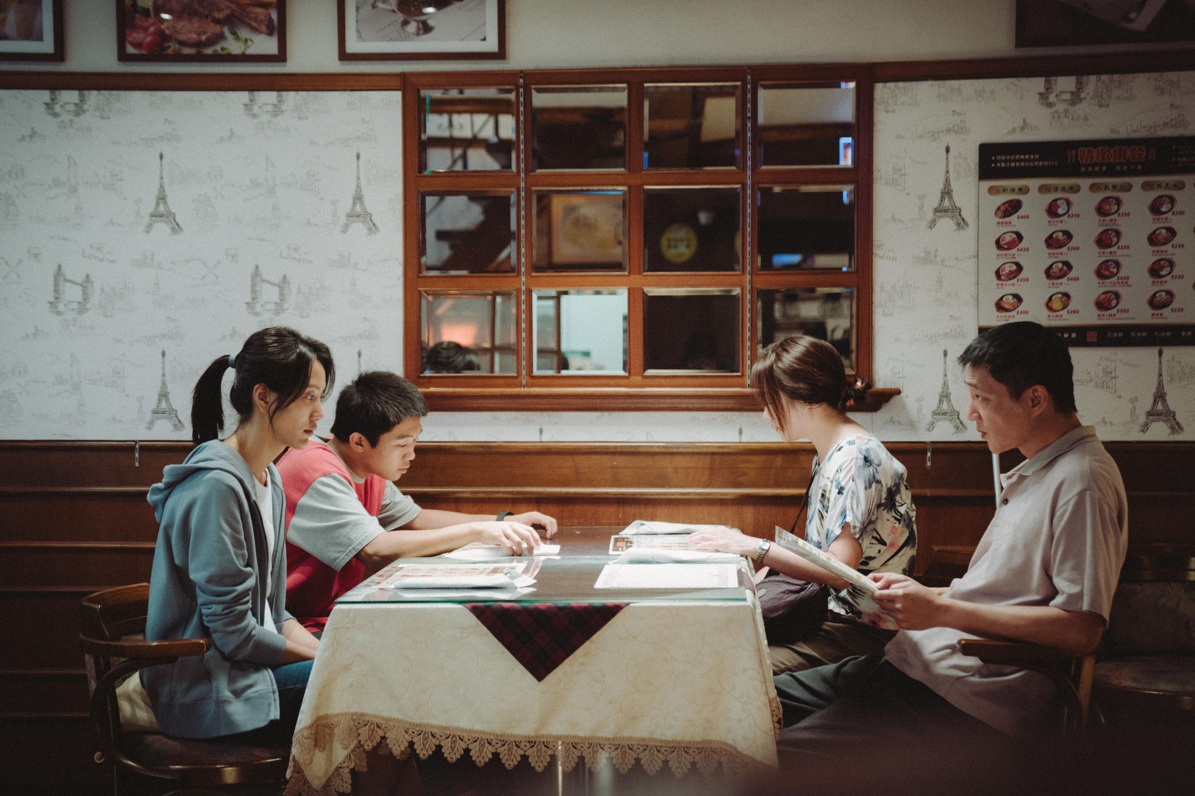 藍葦華(右起)、高伊玲、朱羿銘與黃珮琪片中飾演一家人。(牽猴子提供)