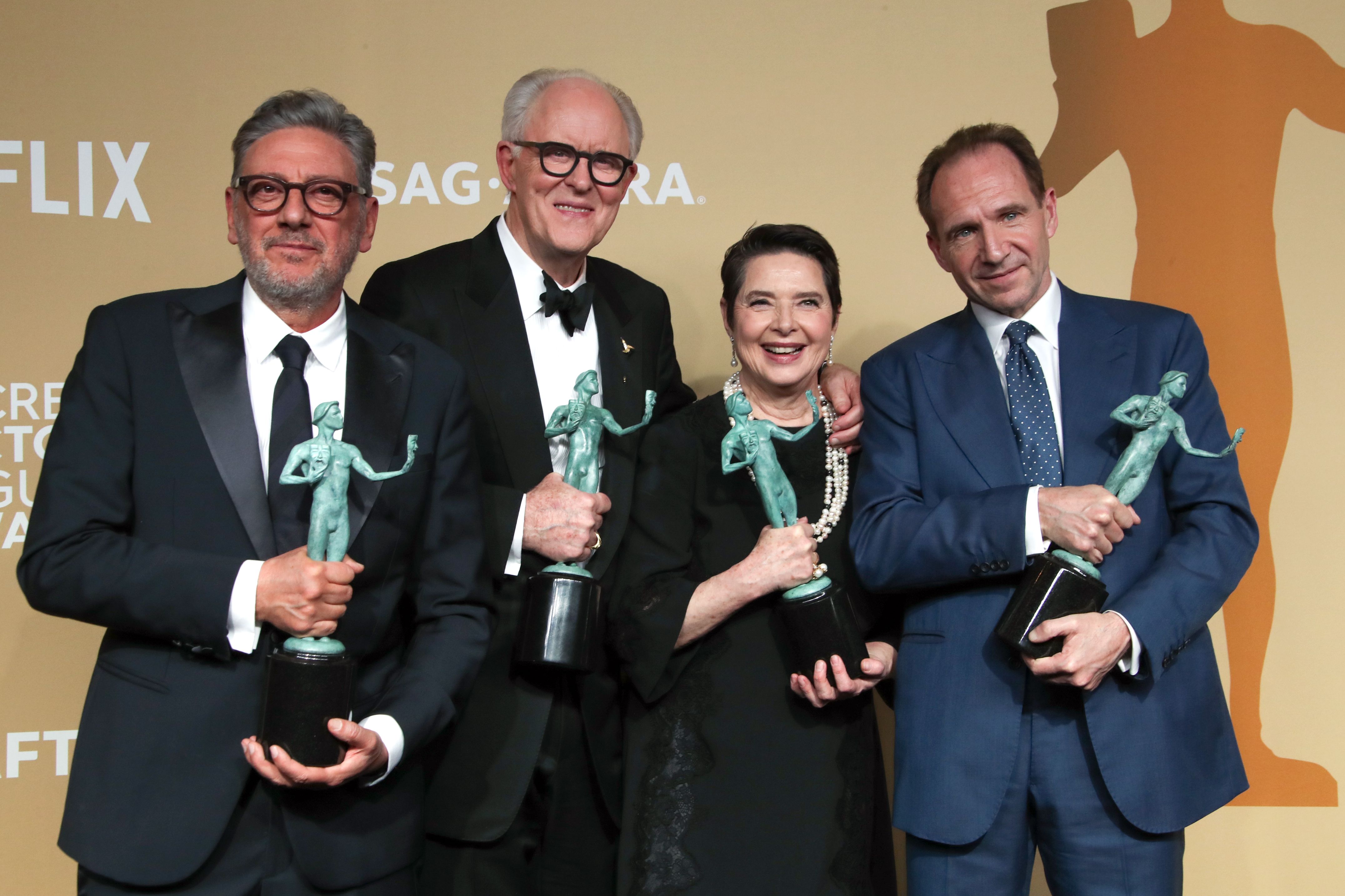 《秘密會議》演員上台領取最佳整體演出。（東方IC）