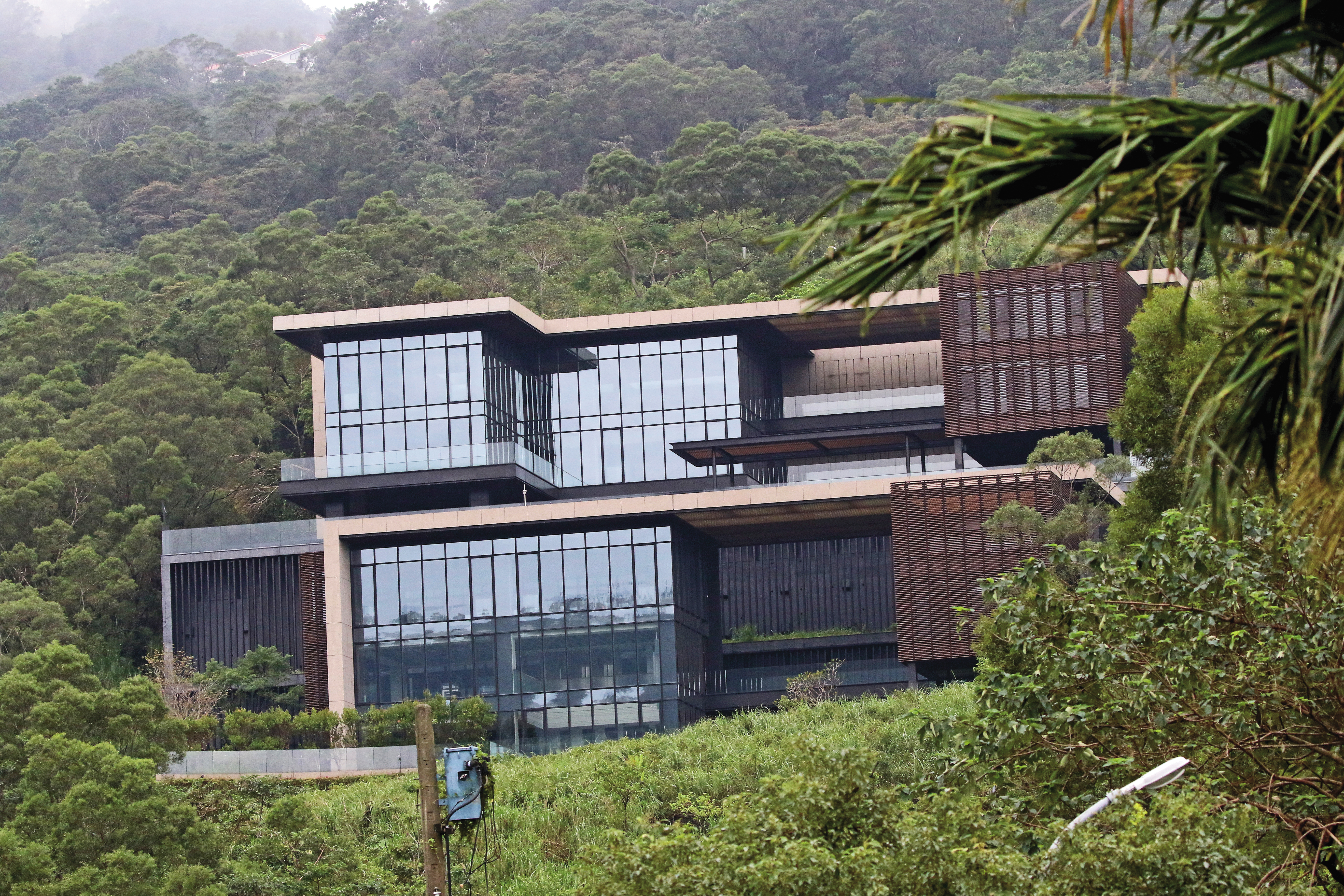 張惠妹豪砸1.2億元買下新北市新店山區占地逾500坪的豪宅，希望讓媽媽享受同住的愜意生活。