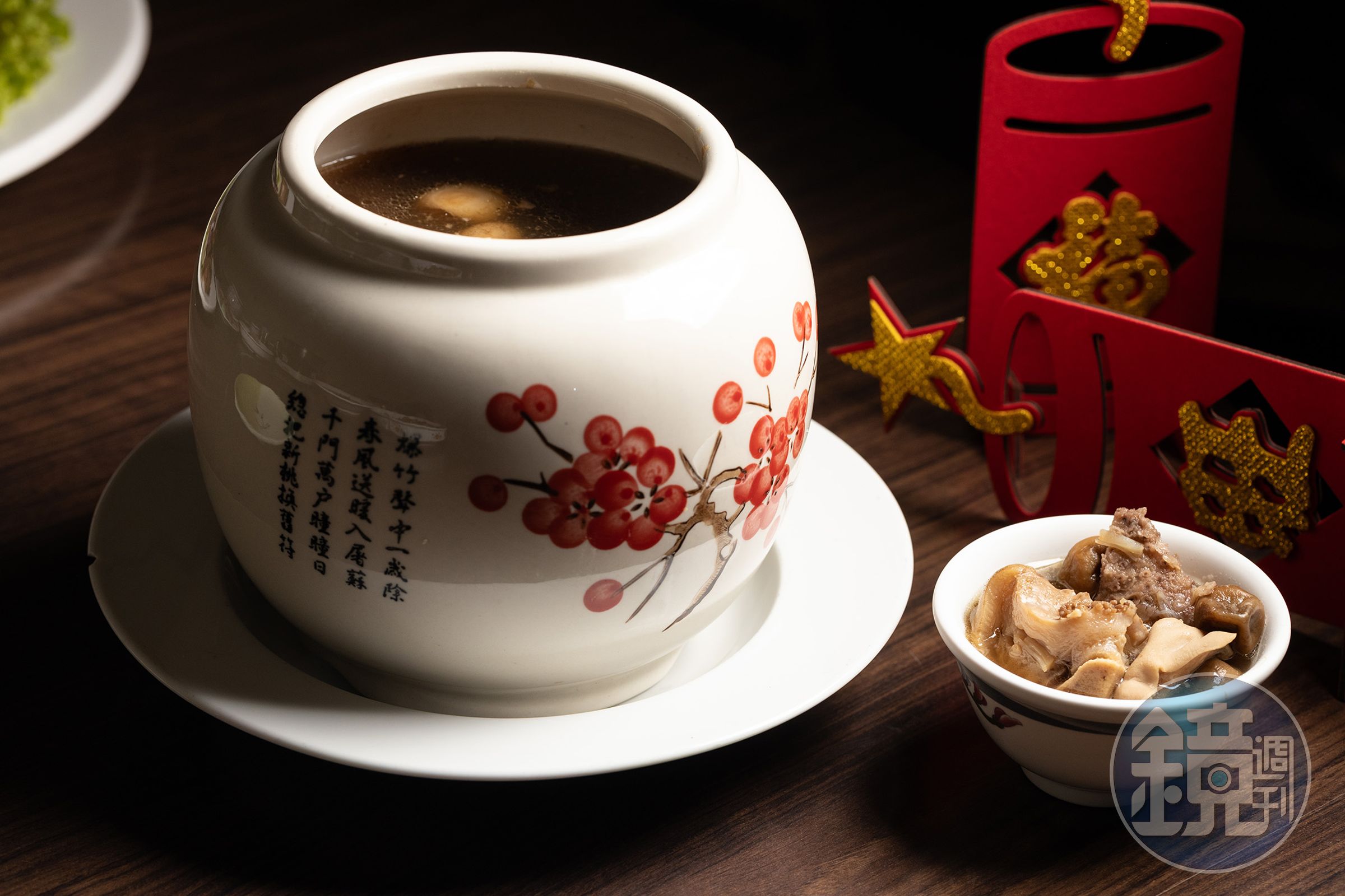 象徵福壽雙全的「干貝佛跳牆」用料豐富實在，是桃城古味熱門的單點年菜。（6,000元／10人桌菜，單點550元／份）