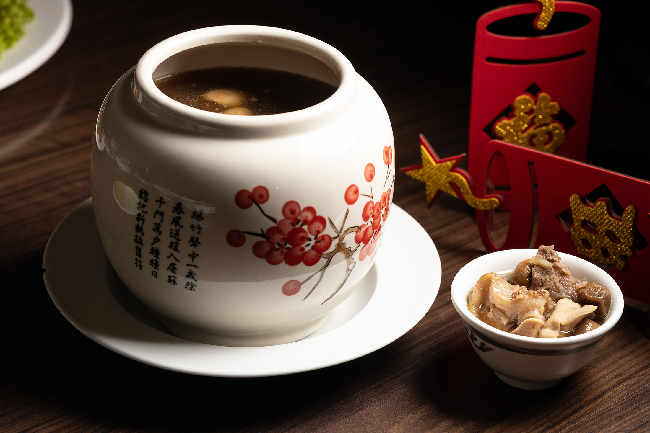 象徵福壽雙全的「干貝佛跳牆」用料豐富實在，是桃城古味熱門的單點年菜。（6,000元／10人桌菜，單點550元／份）