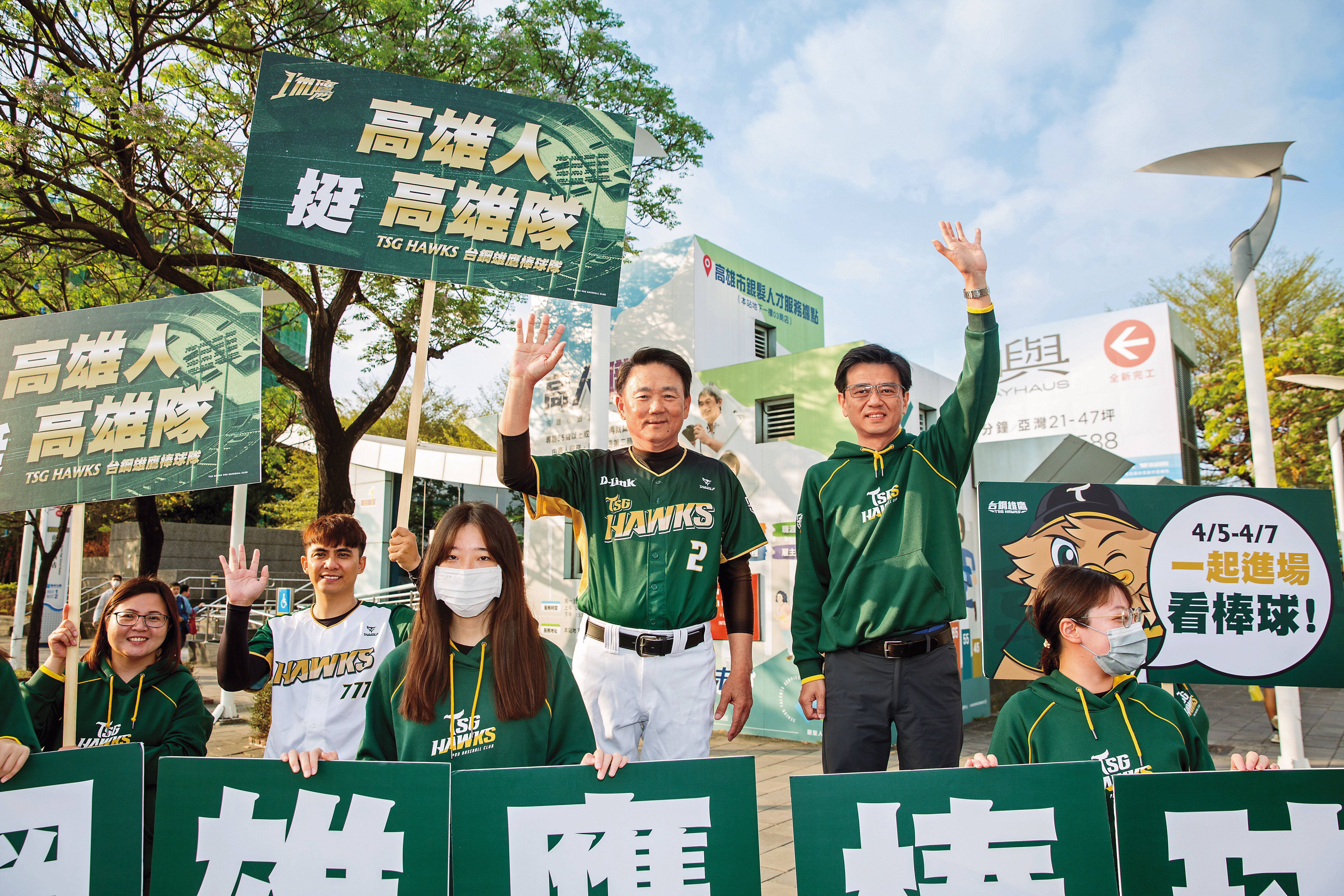 台鋼雄鷹教練由洪一中（左三）、劉東洋（右二）出任。