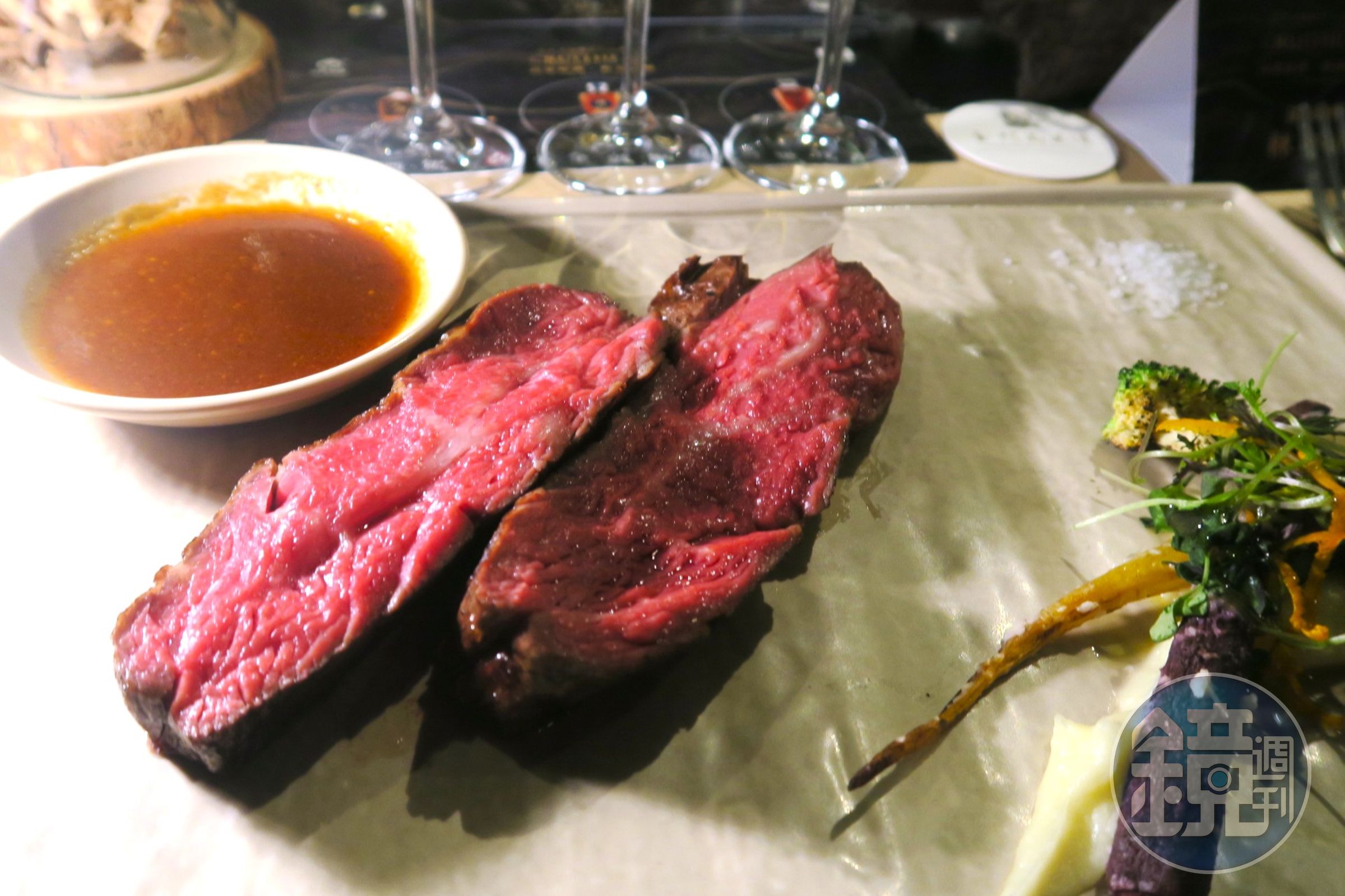 燒烤7次、回溫8次的美國德州頂級上蓋牛排，入口柔嫩，但仍保留肉香與咀嚼質感，非常出色。