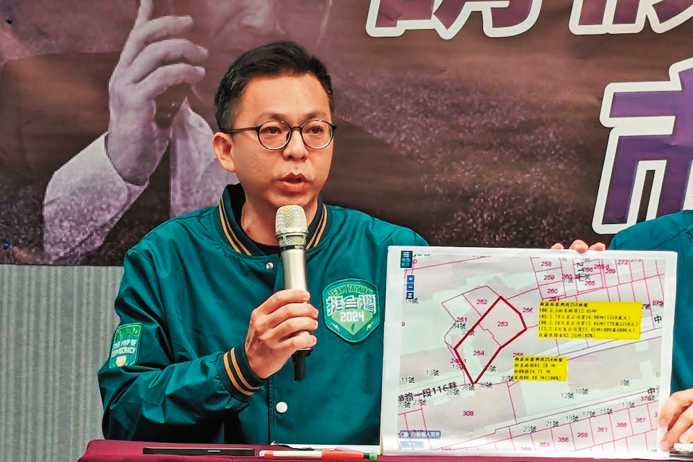 民進黨近來強打侯友宜房地產爭議。圖為副祕書長黃建嘉質疑侯涉在新莊圈地、獵地。(民進黨提供)