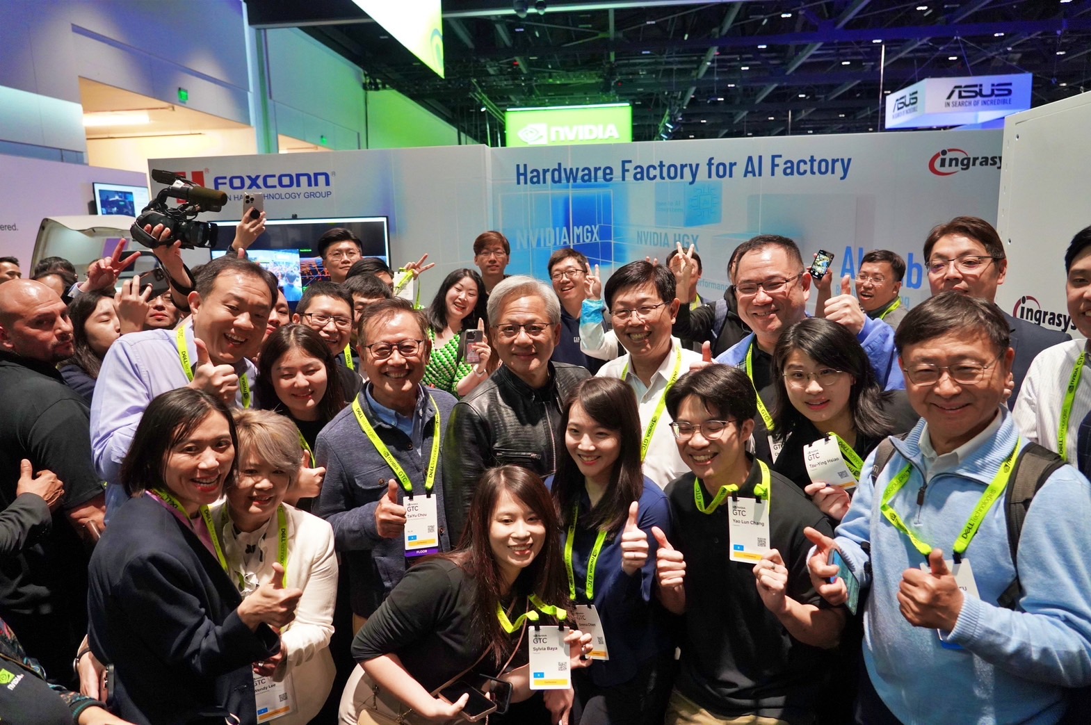 黃仁勳與今年特別率團前往的鴻海董事長劉揚偉會面。（鴻海提供）