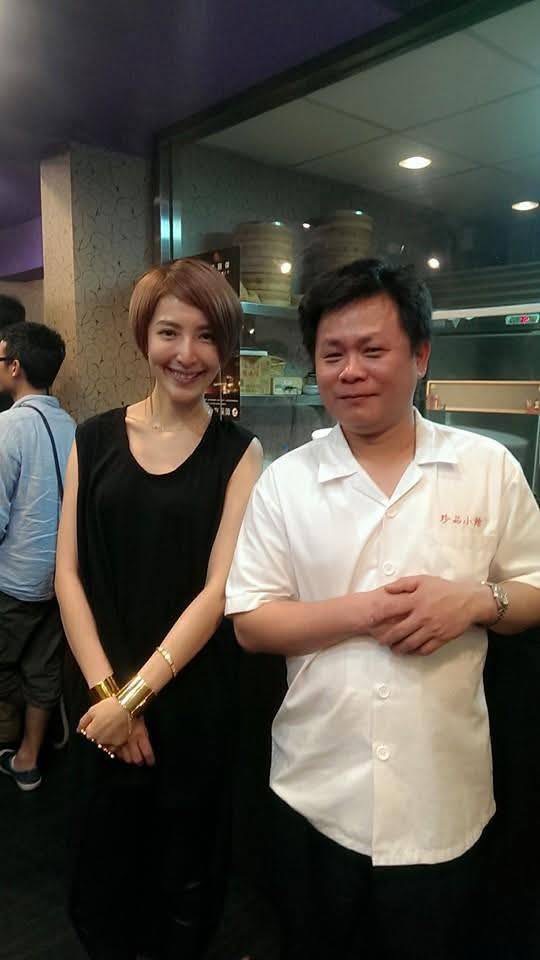 多年前楊謹華也隨劇組殺青來吃過,個性靦腆的黃朱華難得從廚房跑出來跟明星合照。(珍品小館提供)