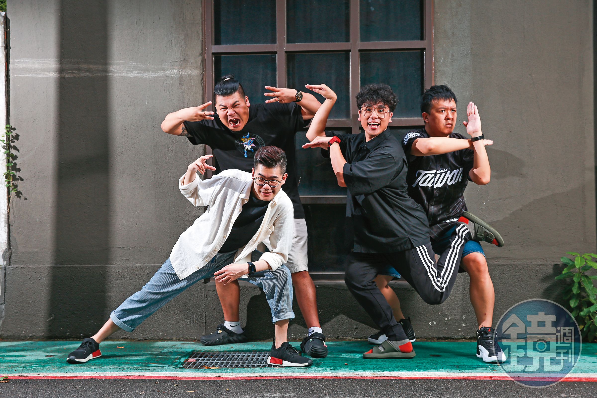 導演高天恒（左一）及編劇王慕天（右一），攜手演員伍嘉緯（左二）、黃耀緯（右二）打造音樂劇《吼呦～杰哥不要啦！！》。