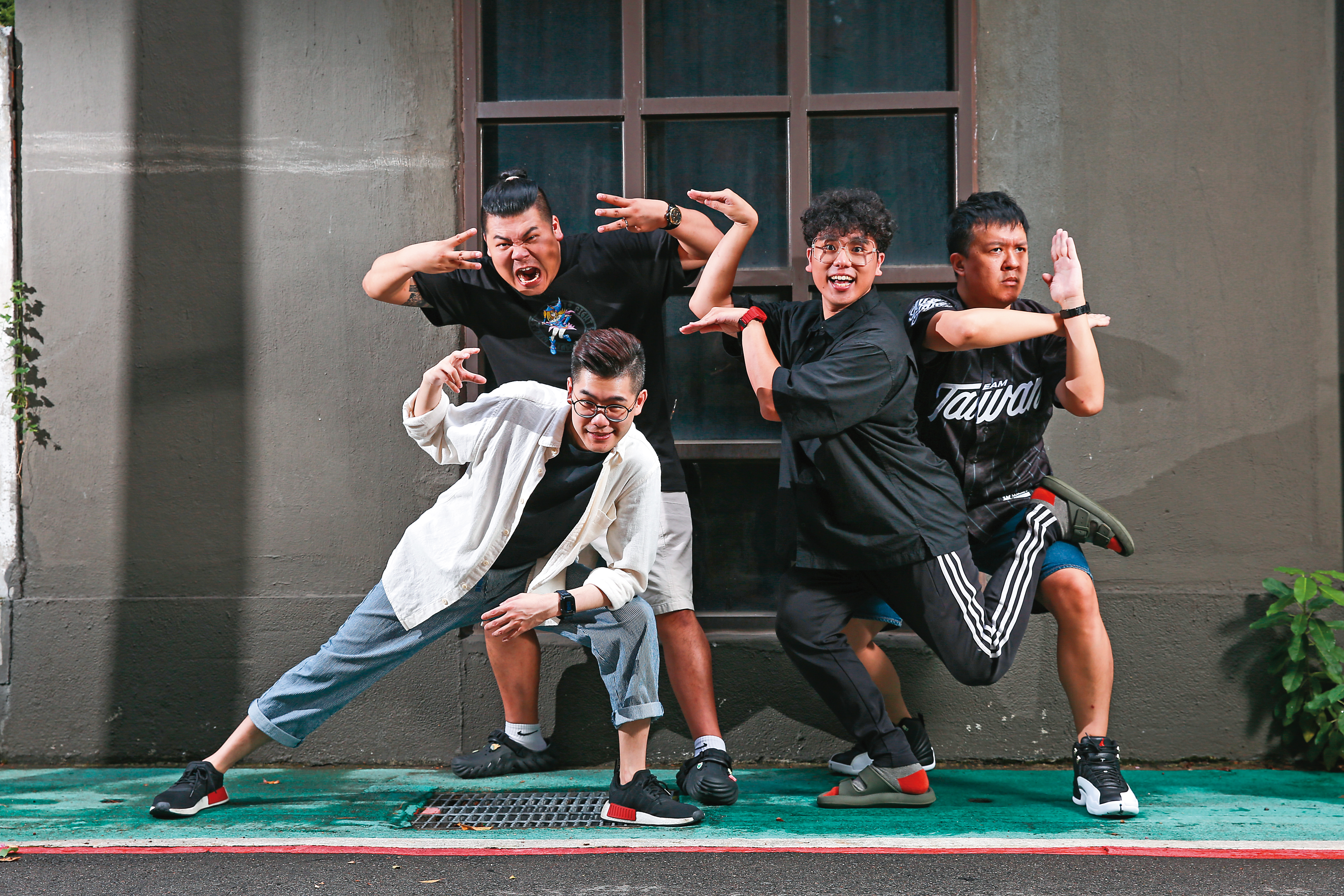 導演高天恒（左一）及編劇王慕天（右一），攜手演員伍嘉緯（左二）、黃耀緯（右二）打造音樂劇《吼呦～杰哥不要啦！！》。