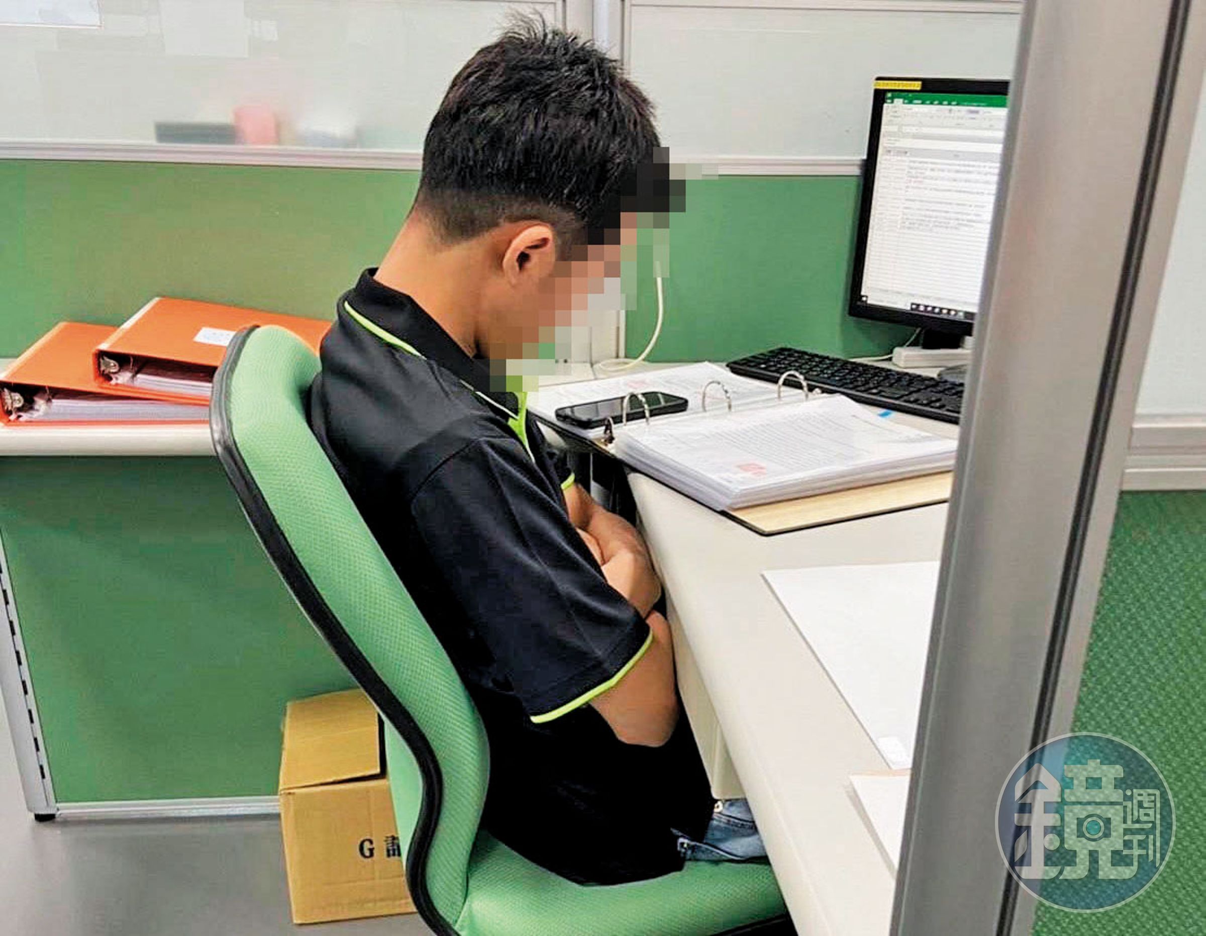 前台鹽蘇姓高階主管的兒子在台綠任職,屢被抓包辦公時間睡覺,有時還睡到連連點頭。(讀者提供)