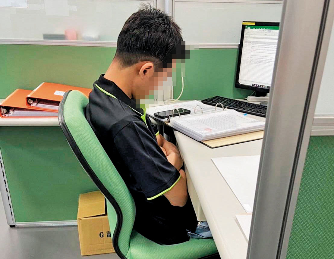 前台鹽蘇姓高階主管的兒子在台綠任職,屢被抓包辦公時間睡覺,有時還睡到連連點頭。(讀者提供)
