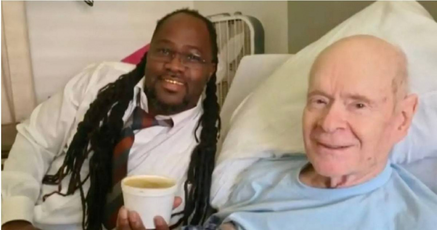 美國佛羅里達州彭薩科拉一間餐廳,因員工留意到熟客異常缺席,及時上門查看並成功救援,展現社區間難得的人情溫度。(翻攝自CBS News)