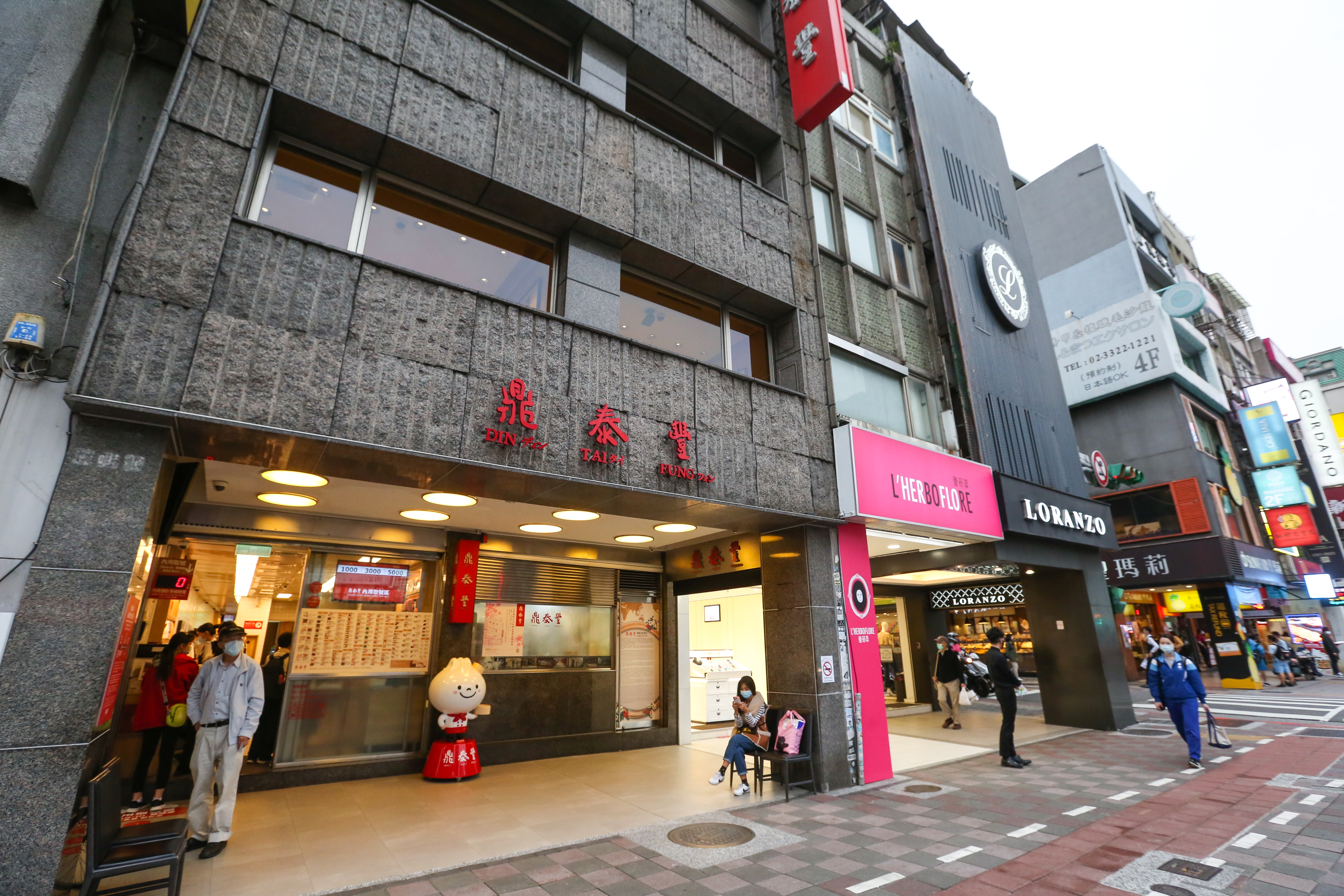 知名連鎖餐廳「鼎泰豐」宣布22日起調整部分餐點價格,據悉小籠包每顆漲1元、蝦仁蛋炒飯調漲20元。(本刊資料照)