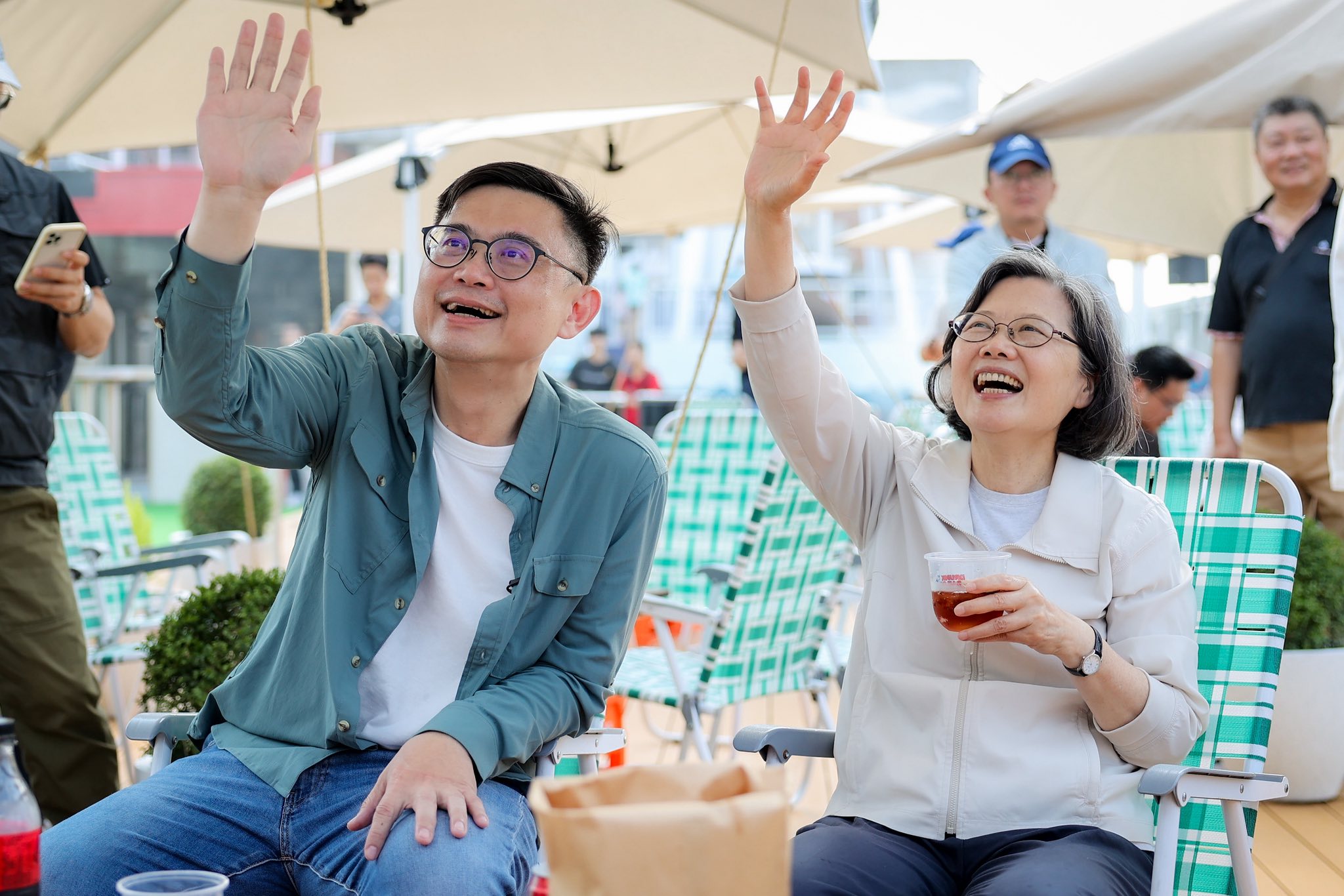 黨內指賴瑞隆空戰欠佳、人設不鮮明,與前總統蔡英文在高雄合體儼然淪為活動主持人而非市長參選人。(翻攝賴瑞隆臉書)