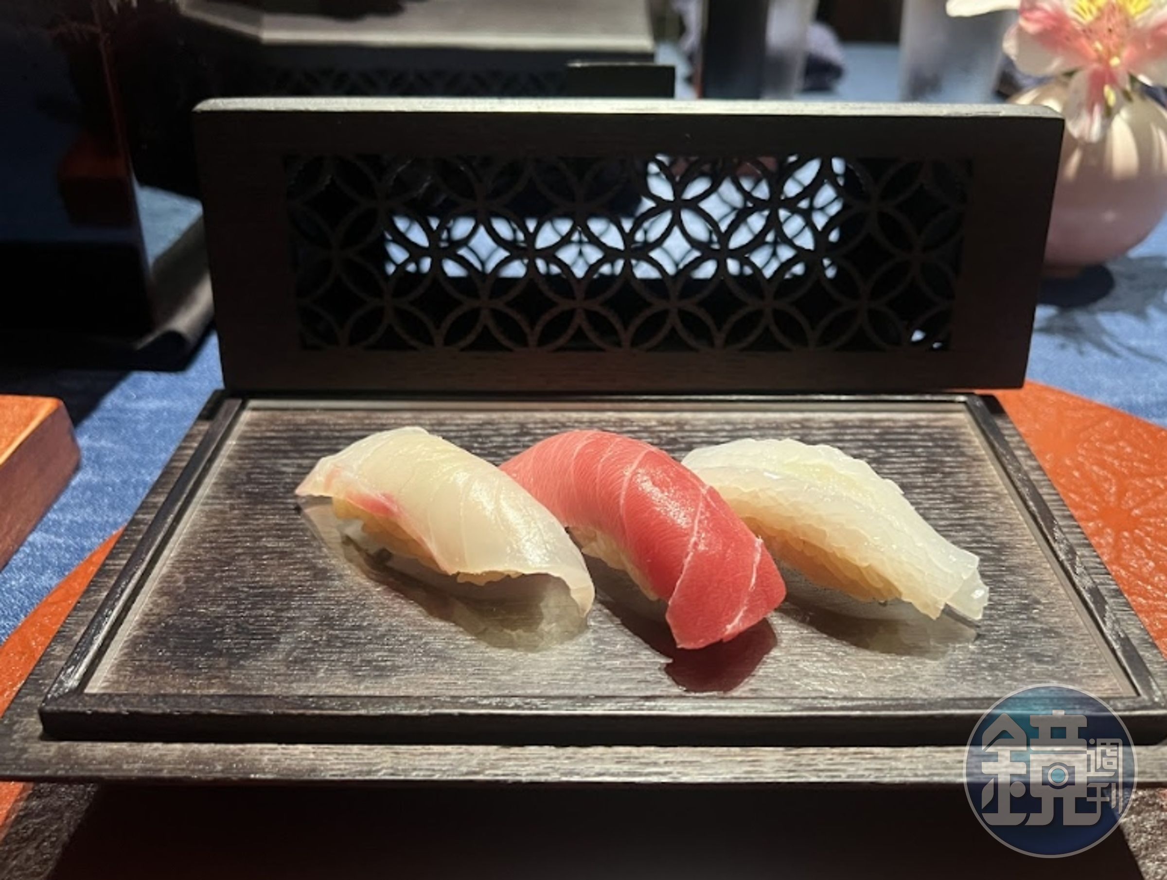 第一輪壽司有(左起)真鯛、鮪魚中腹、花枝。