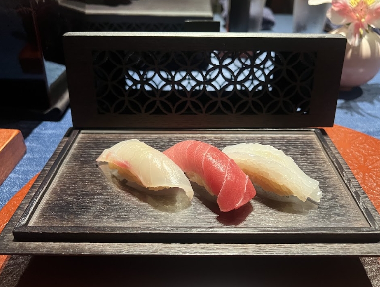 第一輪壽司有（左起）真鯛、鮪魚中腹、花枝。