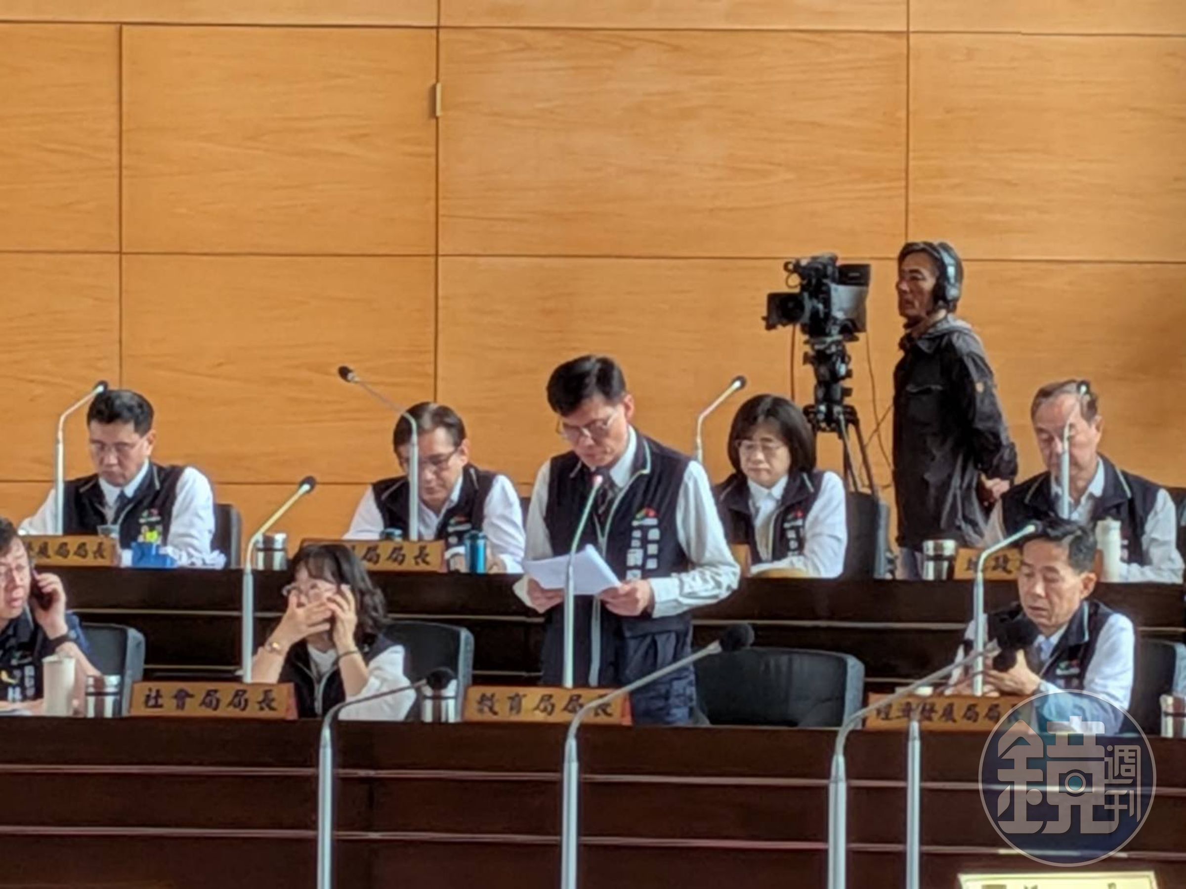台中市教育局長蔣偉民今早被議員群起砲轟，起身報告。