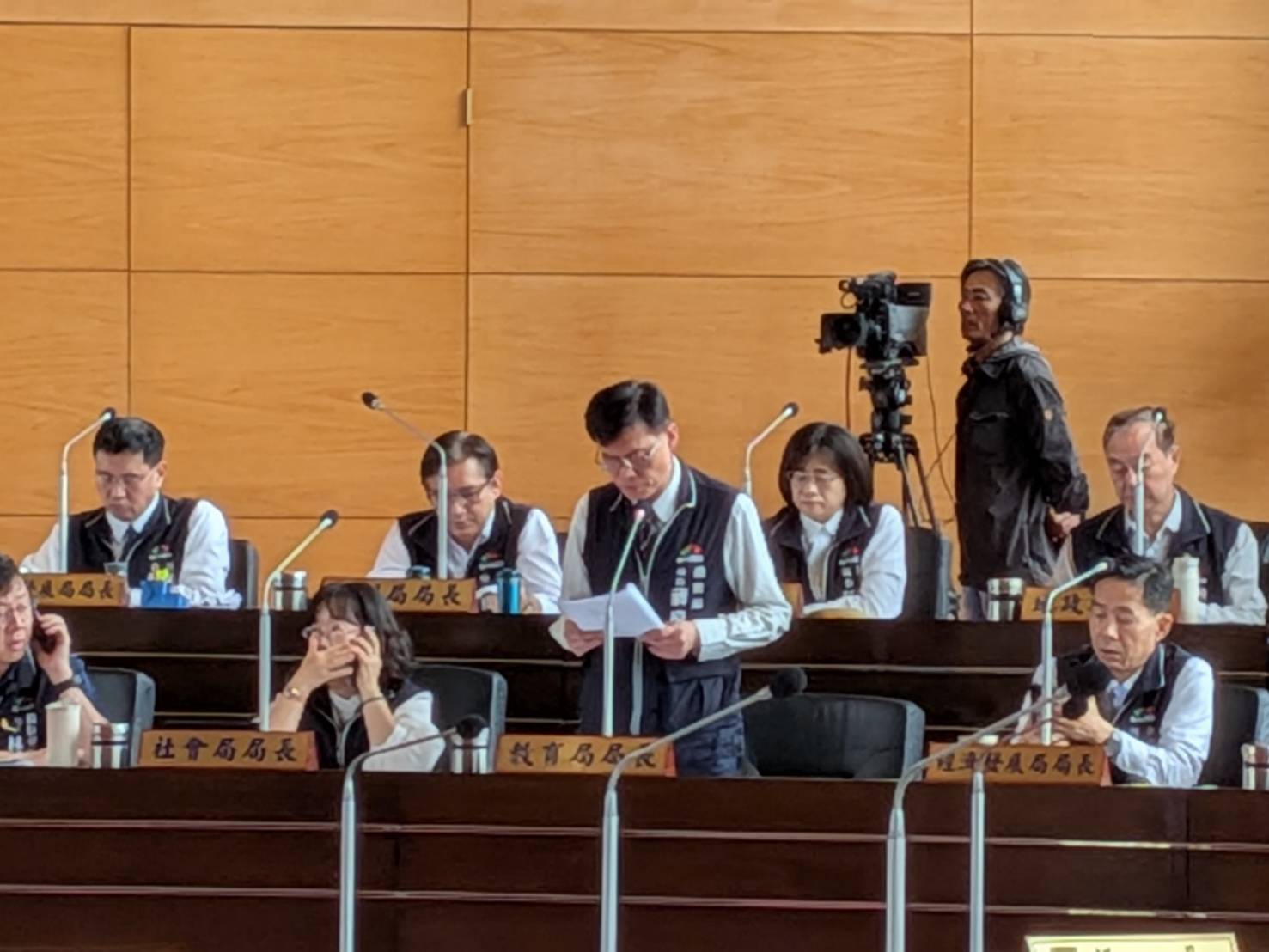 台中市教育局長蔣偉民今早被議員群起砲轟,起身報告。
