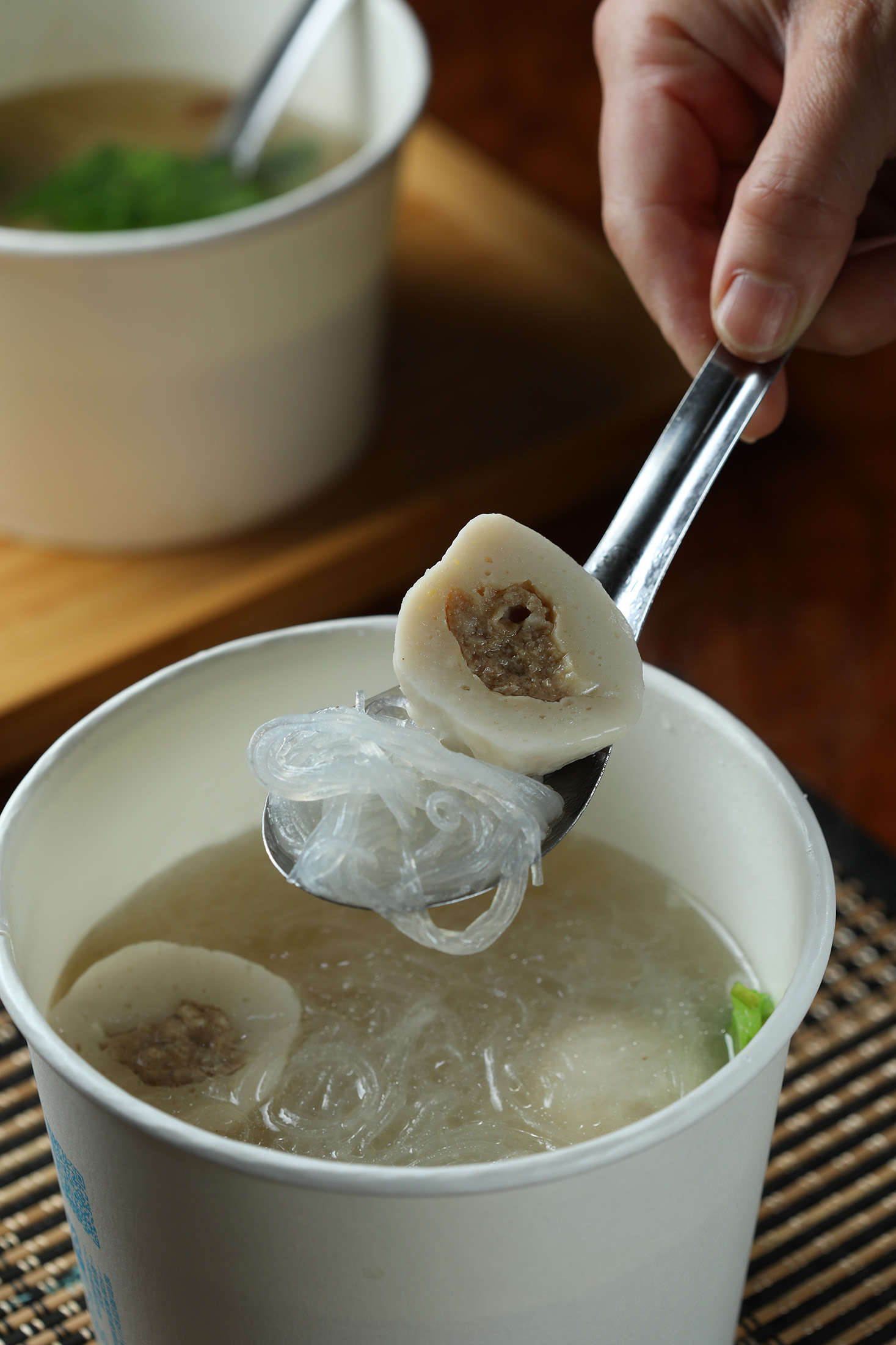 「冬粉加魚丸」可在Q彈魚丸中嘗到肉末的多汁與鮮美,分量十足。(65元/份)
