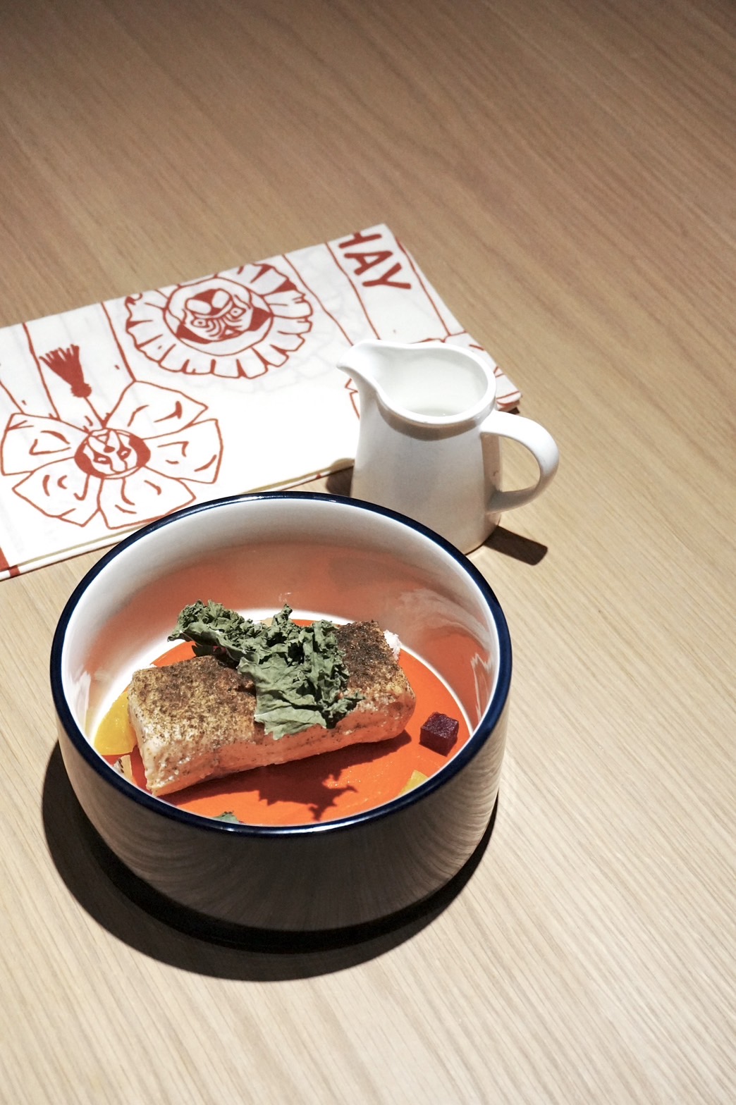 「HAY 寵髦 Stay HAYlish」專案中包含以丹麥飲食文化為概想的精緻鮭排饗宴，佐以新鮮蔬果與希臘式優格點綴，讓寵物也能開心享好料。