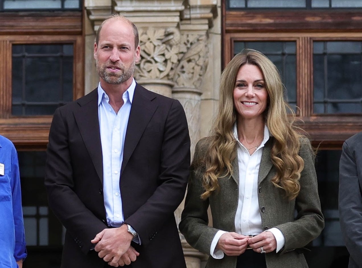 凱特王妃和威廉王子4日現身倫敦自然史博物館，凱特王妃的一頭金髮造型引起話題。（翻攝X@KensingtonRoyal）