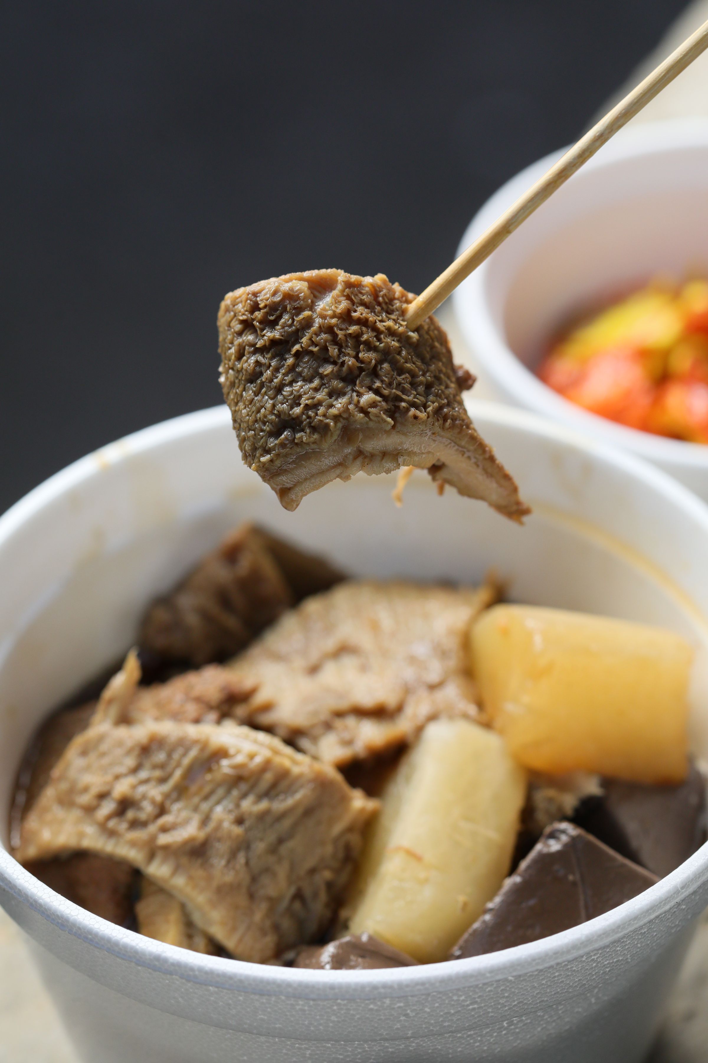 「牛肚」(港幣20元/份)炆得軟嫩;「蘿白」(港幣10元/份)吸足肉汁更美味。