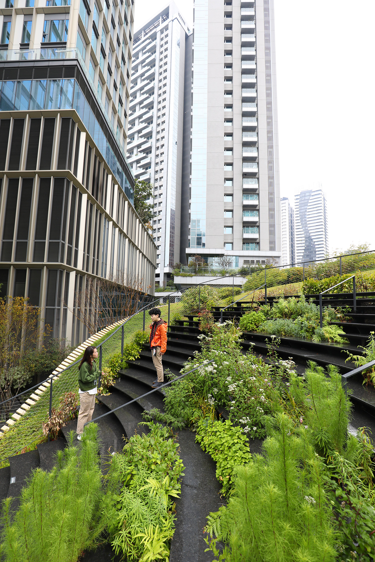 「勤美術館」的曲面屋頂上,種植著各種不同的綠色植物,不只是一座空中花園,也供旅人駐足休憩。