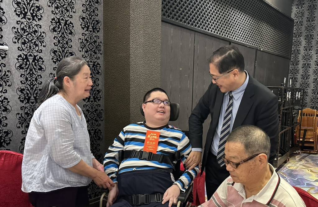 法務部長到每一桌與馨生人噓寒問暖。（台中犯保提供）