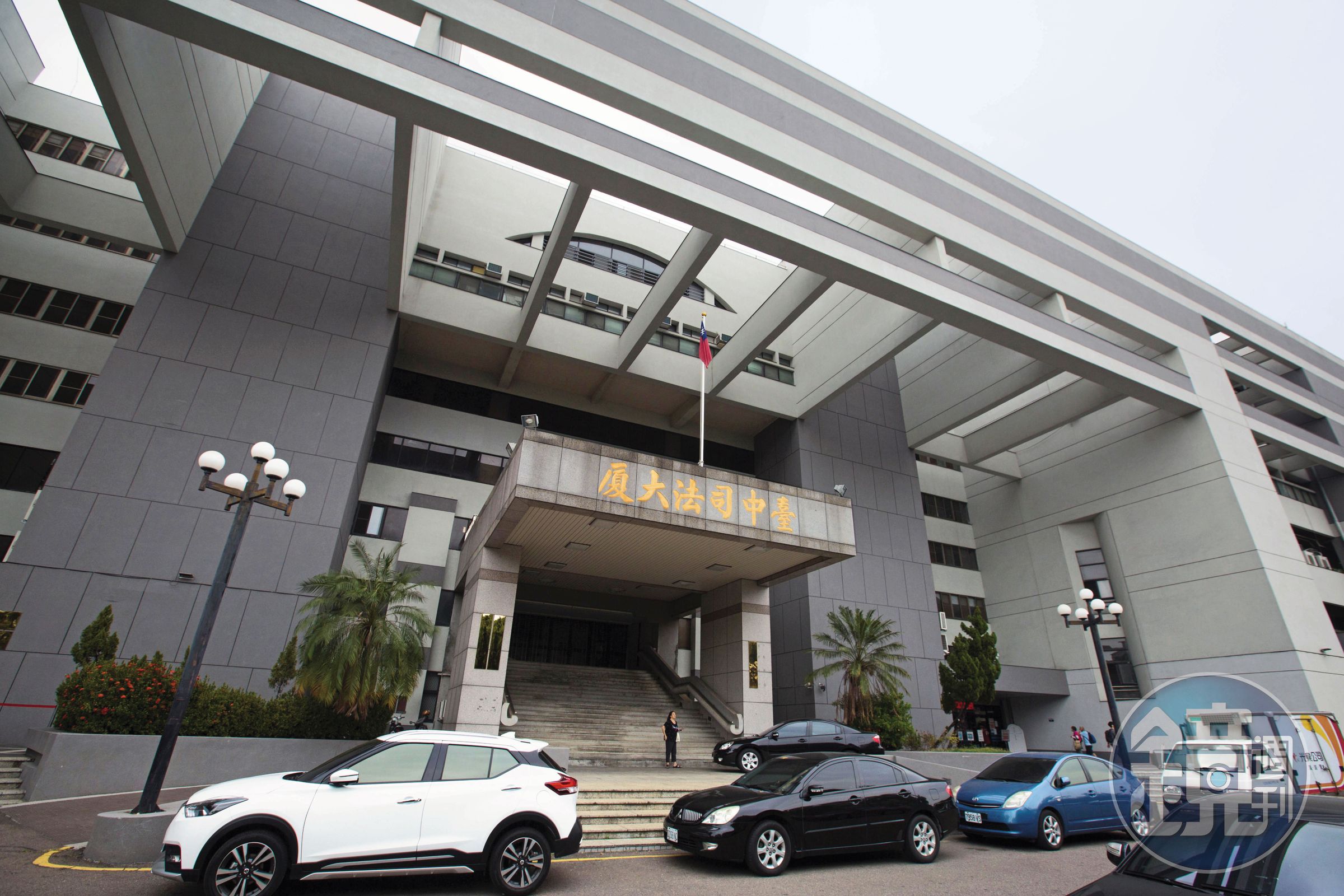 檢方痛批葉仁豪利用房仲專業與人際信任,造成多個家庭財務崩盤,建請法院從重量刑。圖為台中地院。